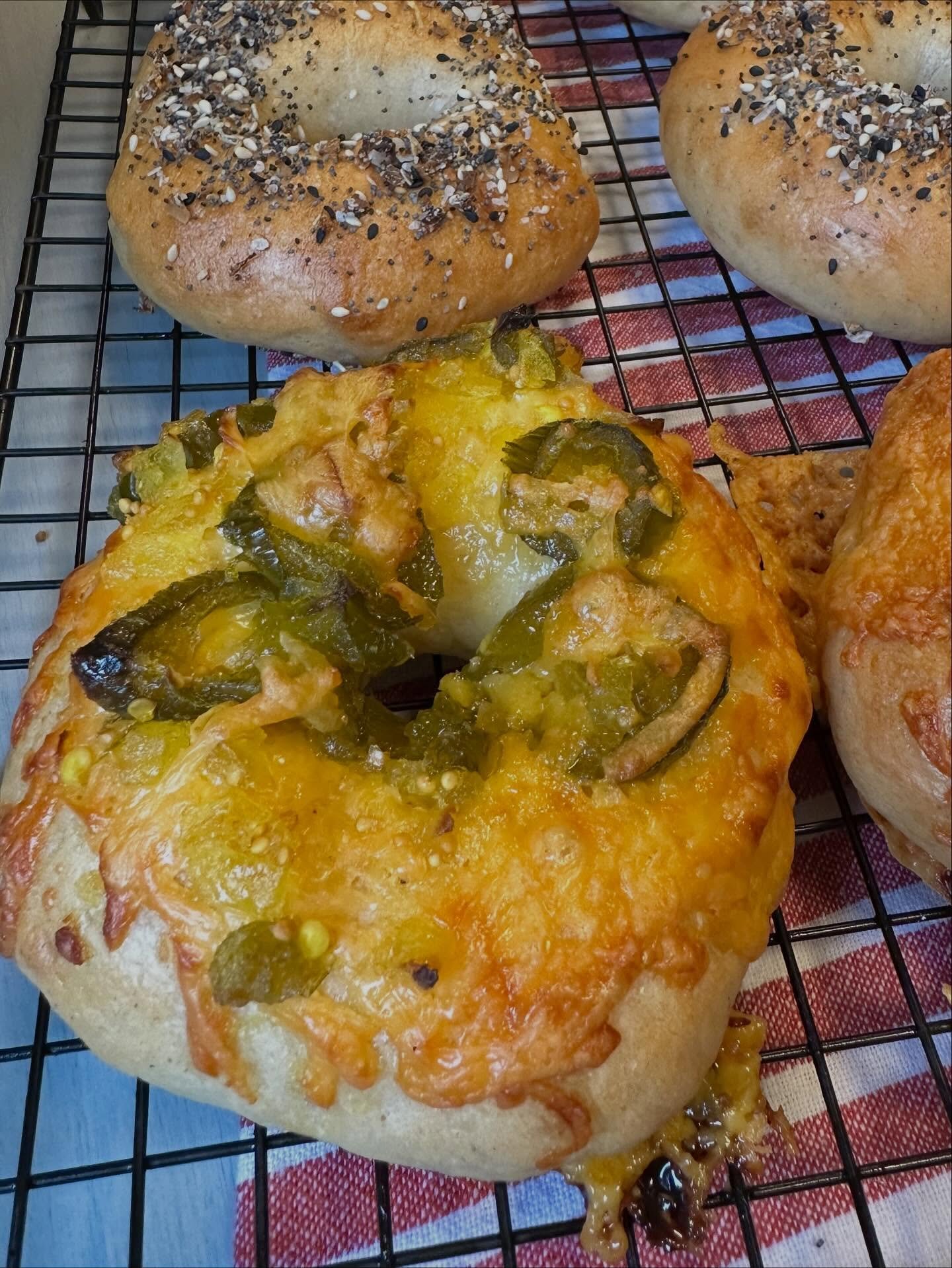 That @fire_season_goods jalape&ntilde;o &amp; cheddar sourdough bagel tho ❤️&zwj;🔥✨

#sundaymotivation #jalape&ntilde;o #cheddar #sourdough #bagel