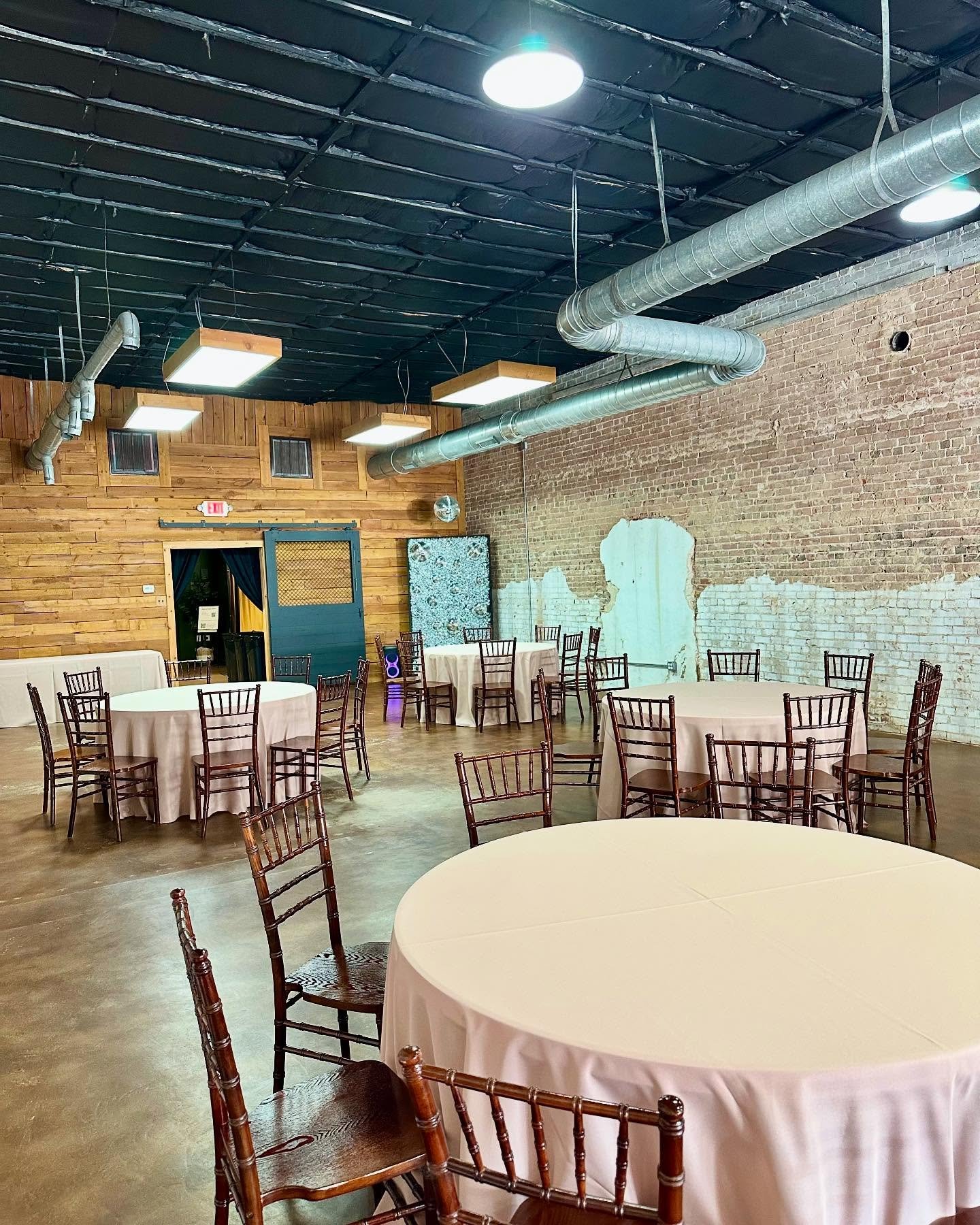 Baby shower set up with our new tan linens 🤎 want a specific linen color to match the theme of your event? Just let us know and we’ll make it happen!