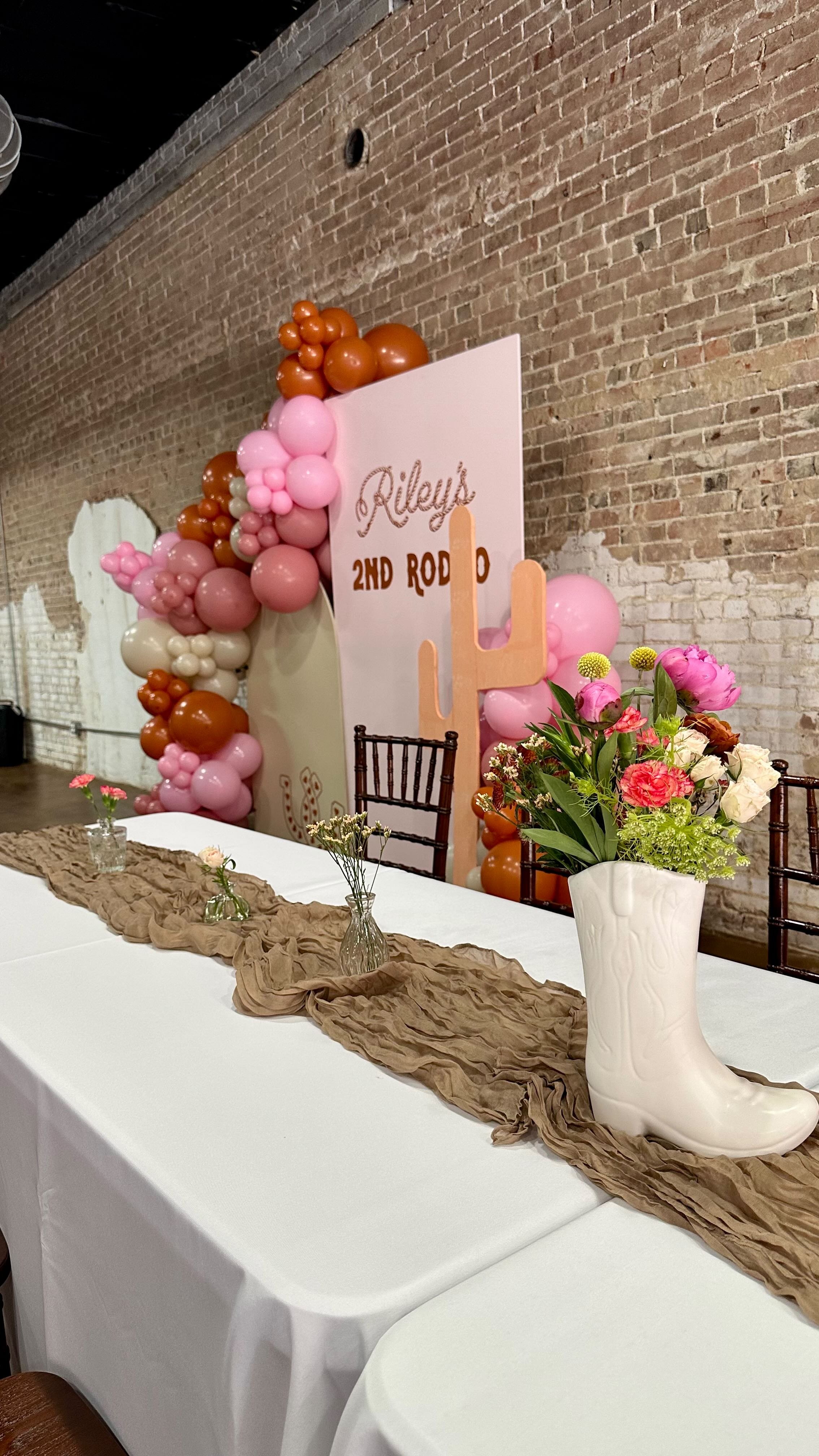This ain’t her first rodeo - it’s her 2nd! 🤠🌸 we had the best time celebrating our sweet Riley girl yesterday!
@emkaycreations_
@ruffdraft_co
@sugarhighbakery__