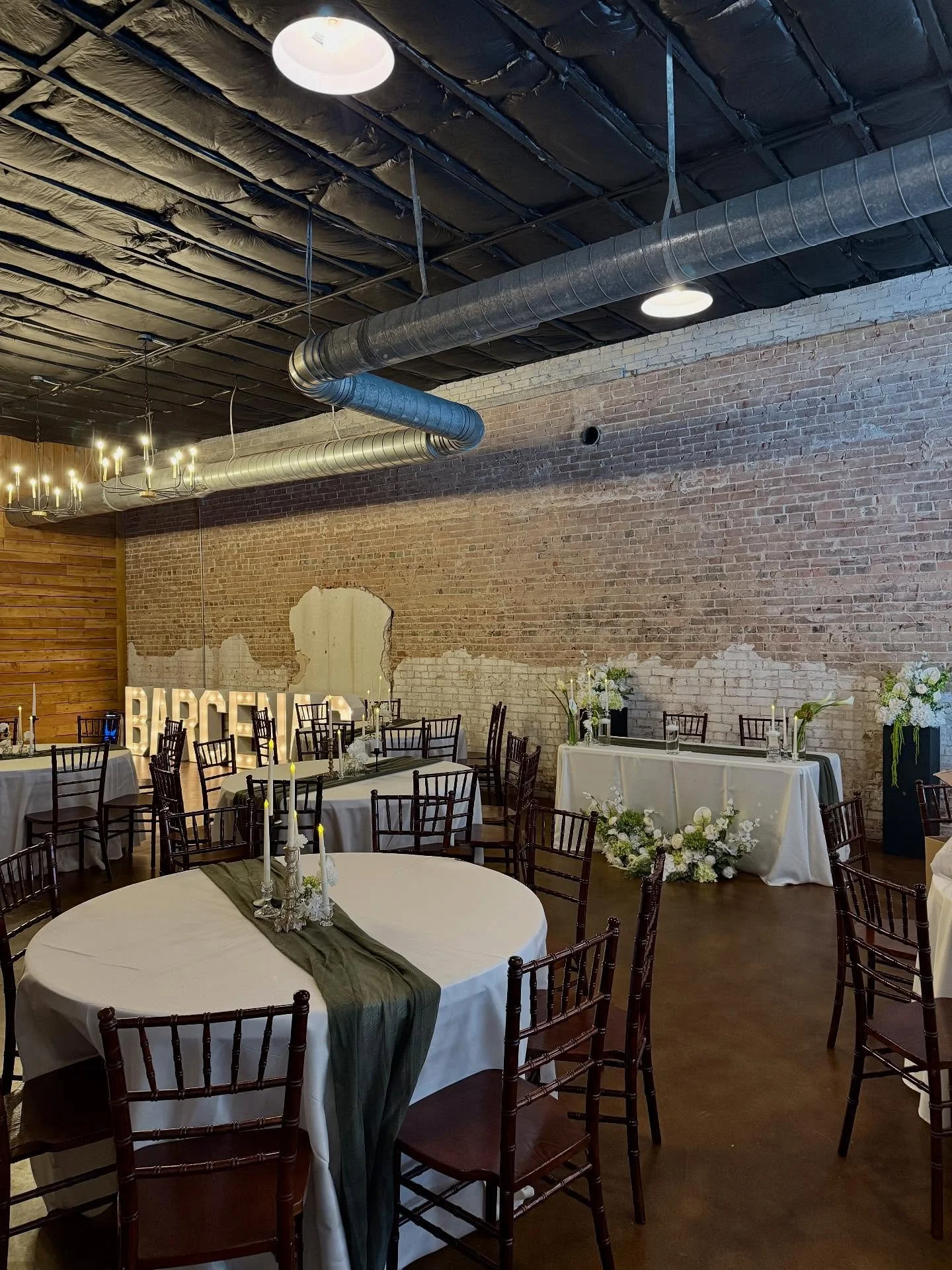 Mr &amp; Mrs Barcenas ✨💍

@thelovelylensgram 
@maddisonspov 
@pdsmexicancuisine 
@emkaycreations_

#dwevents #venue #dfwvenues #birthdayparty #bridalshower #babyshower #rehearsaldinner #wedding #partyvenue #ntx #sangertx #denton