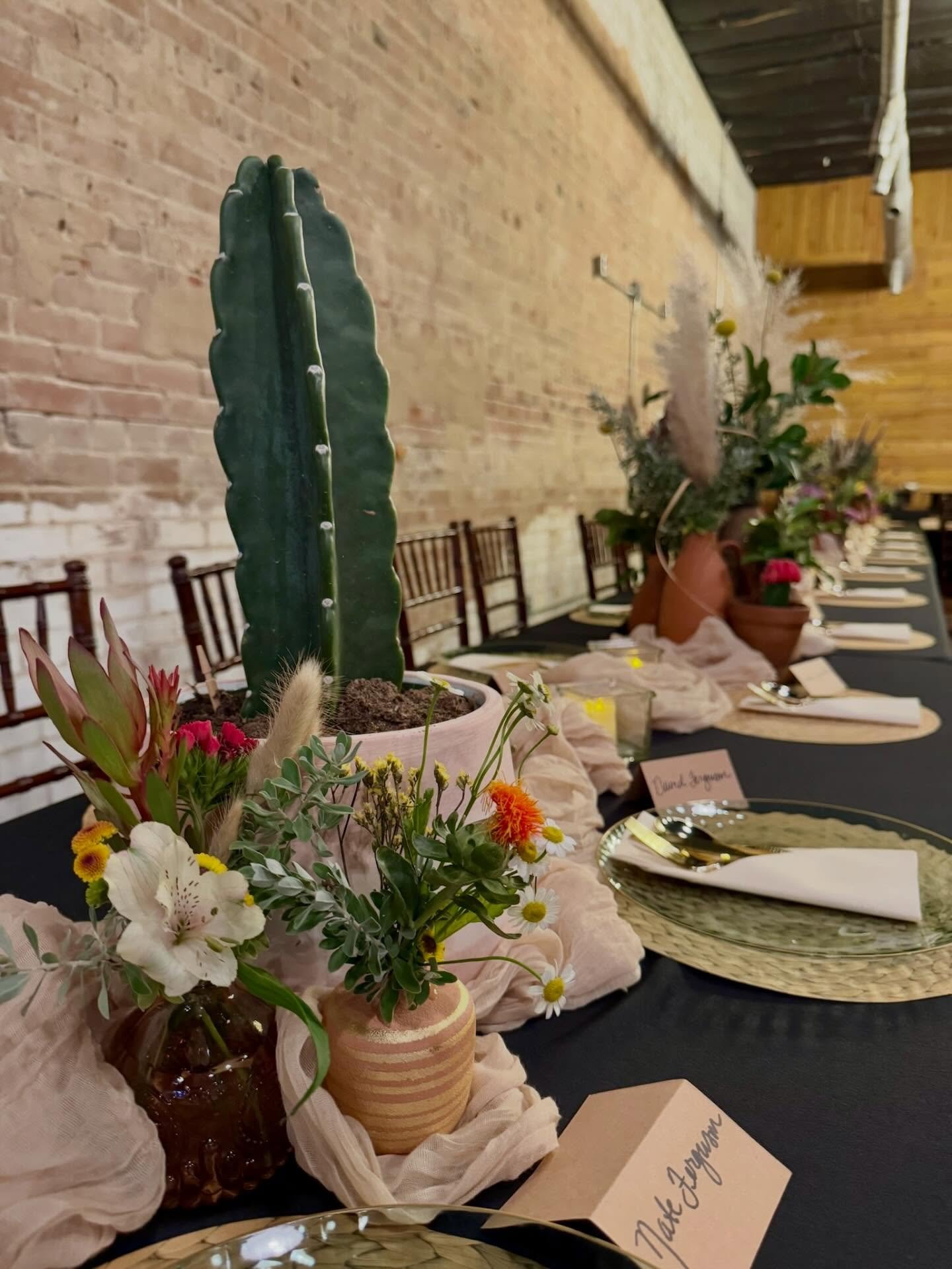 Talk about a tablescape! 🤩🌵 love how our client brought the venue to life with these amazing centerpieces!