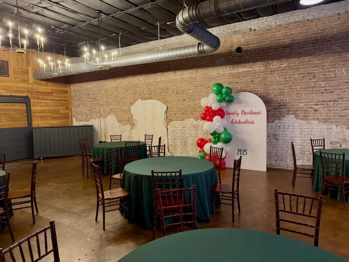 The perfect spot to host your Family Christmas Celebration 🎄 and a bounce house for the kids is always a good idea 🤸&zwj;♀️

@emkaycreations_