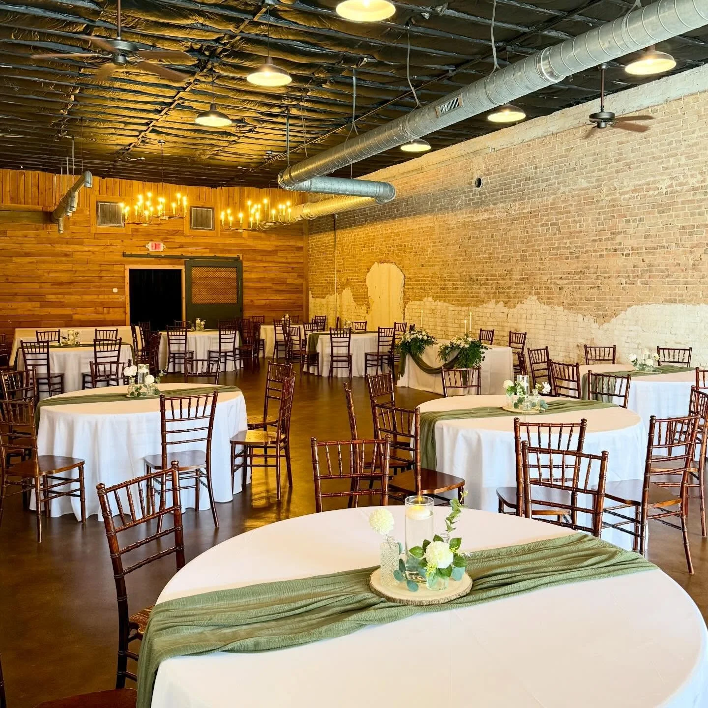 Simple &amp; elegant 💍🤍

Friday night wedding reception - 72 guests with plenty of room for a dance floor ✨