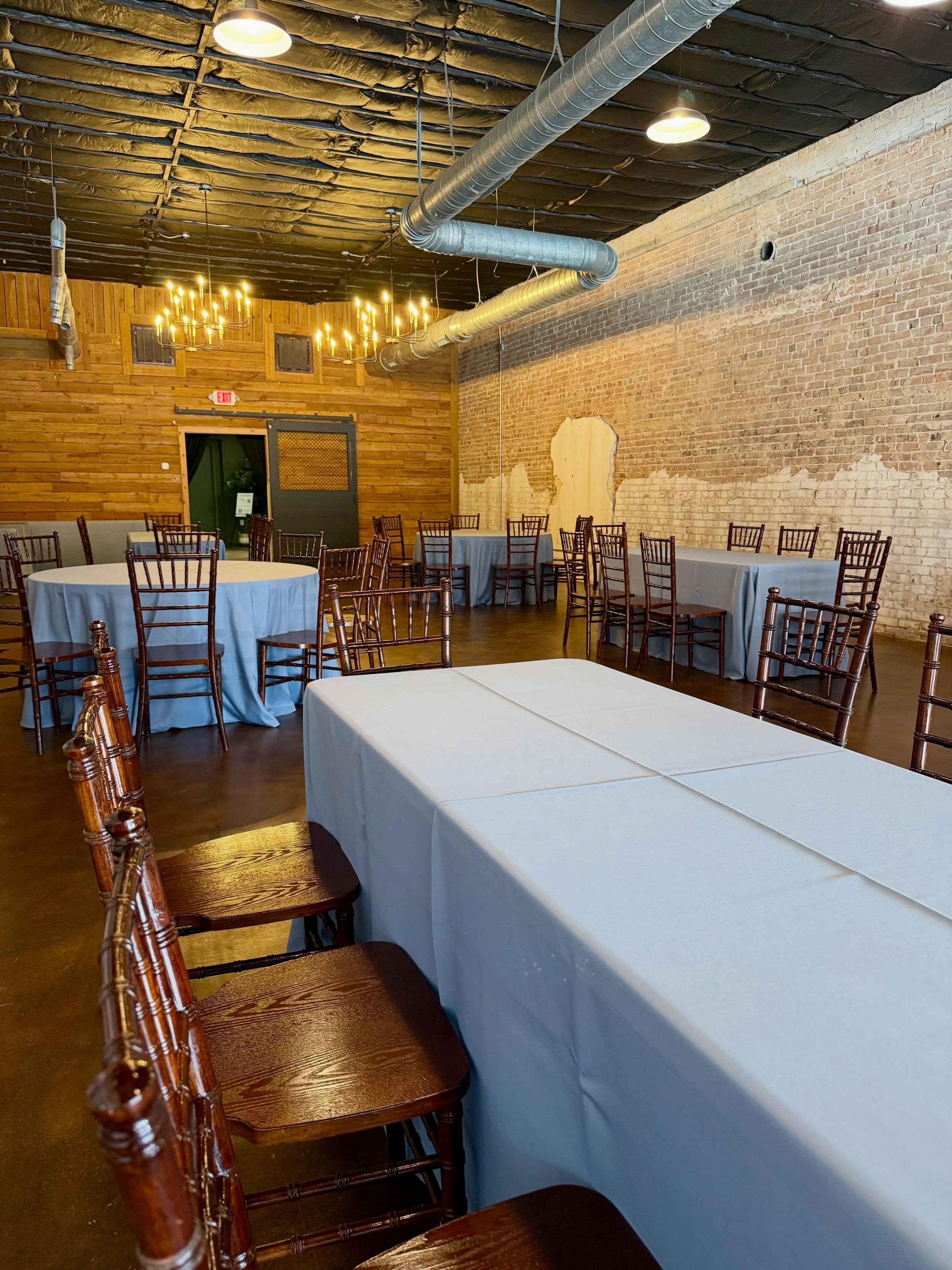 Dusty blue linens for a Saturday night rehearsal dinner 💍