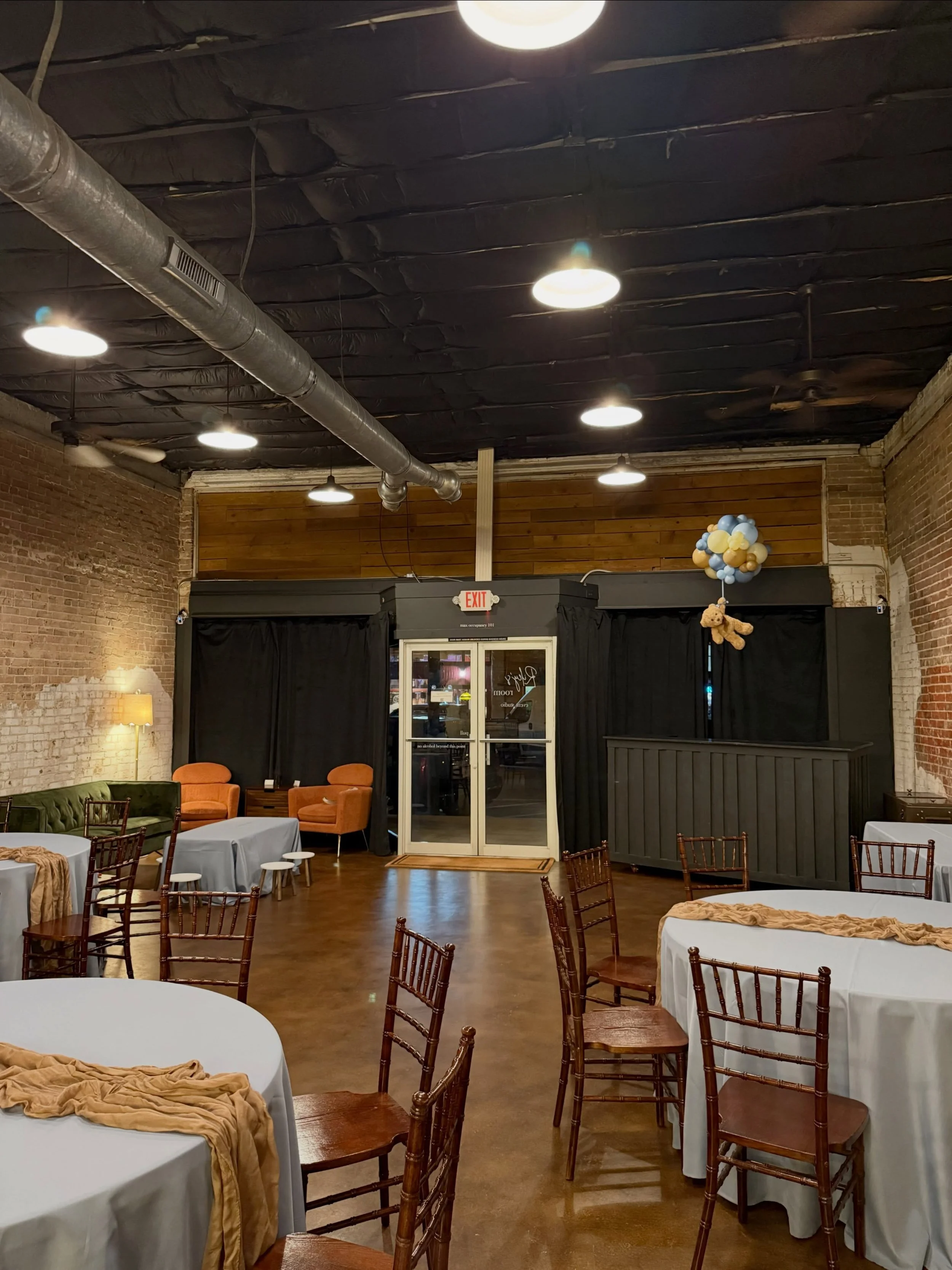 We think every baby shower needs a floating teddy bear! 🥹🧸🩵

@emkaycreations_