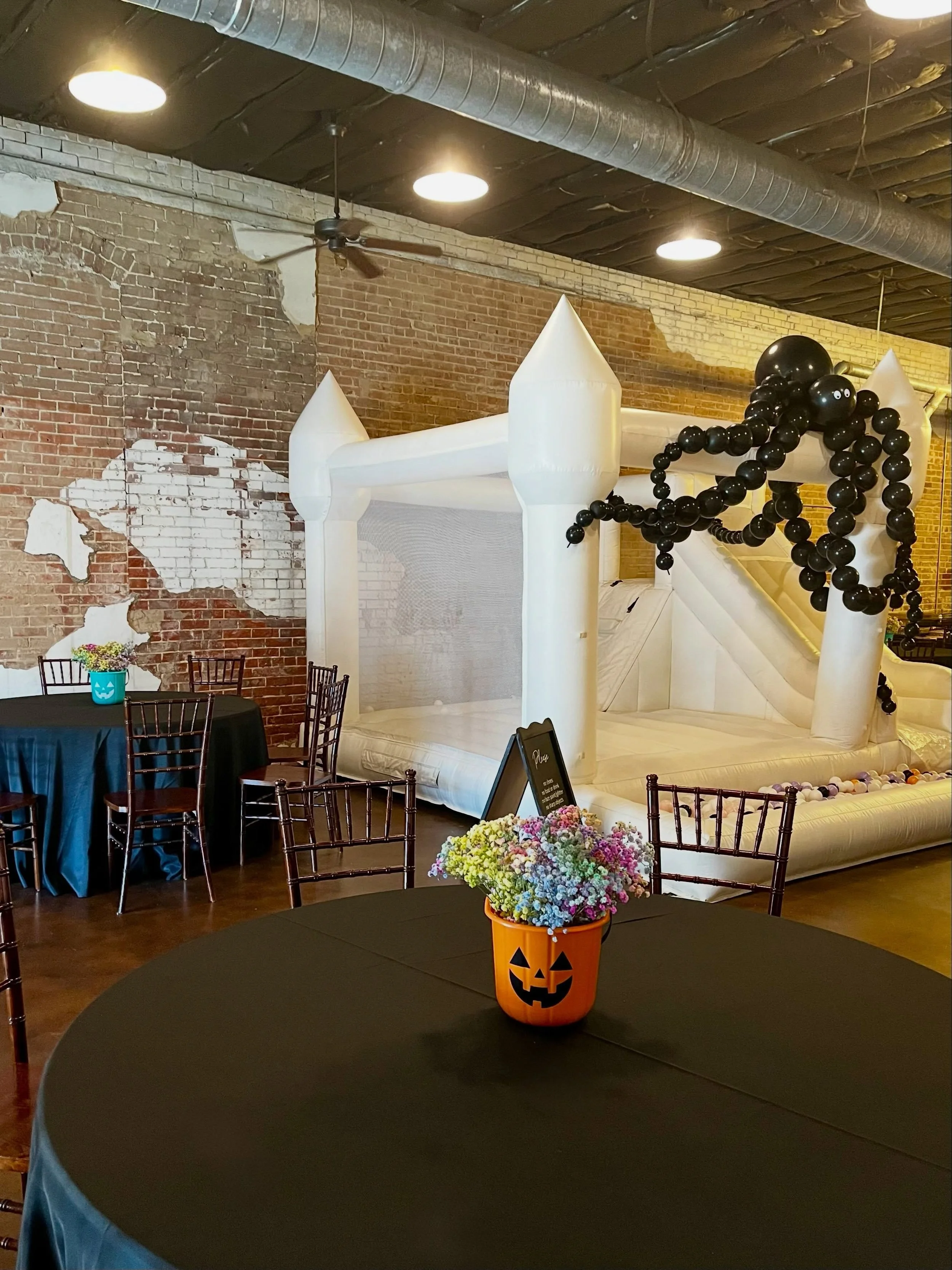 Our favorite spooky details from Saturday night 🎃🕷️💜