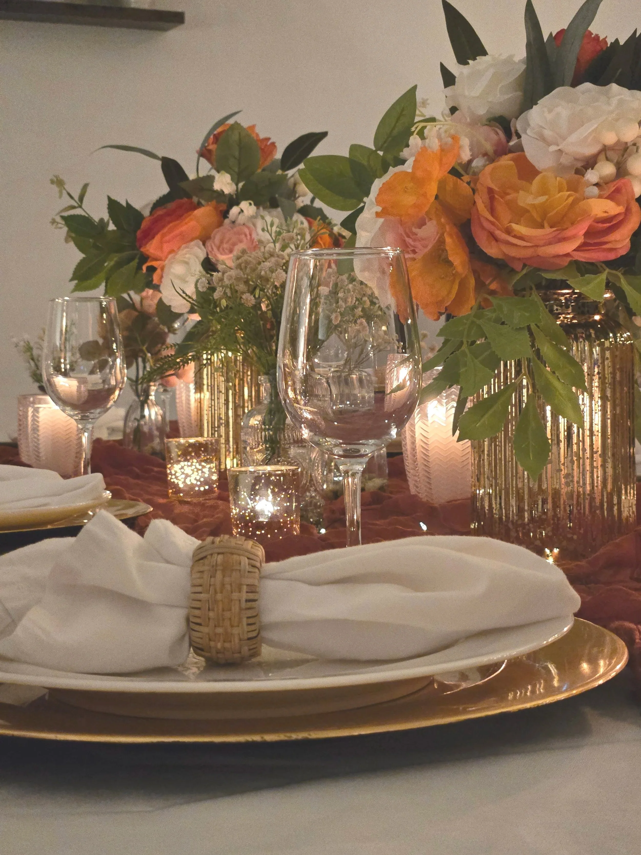 Gold charger, white plate, flower centerpiece at Oasis Collective in Sarasota, FL