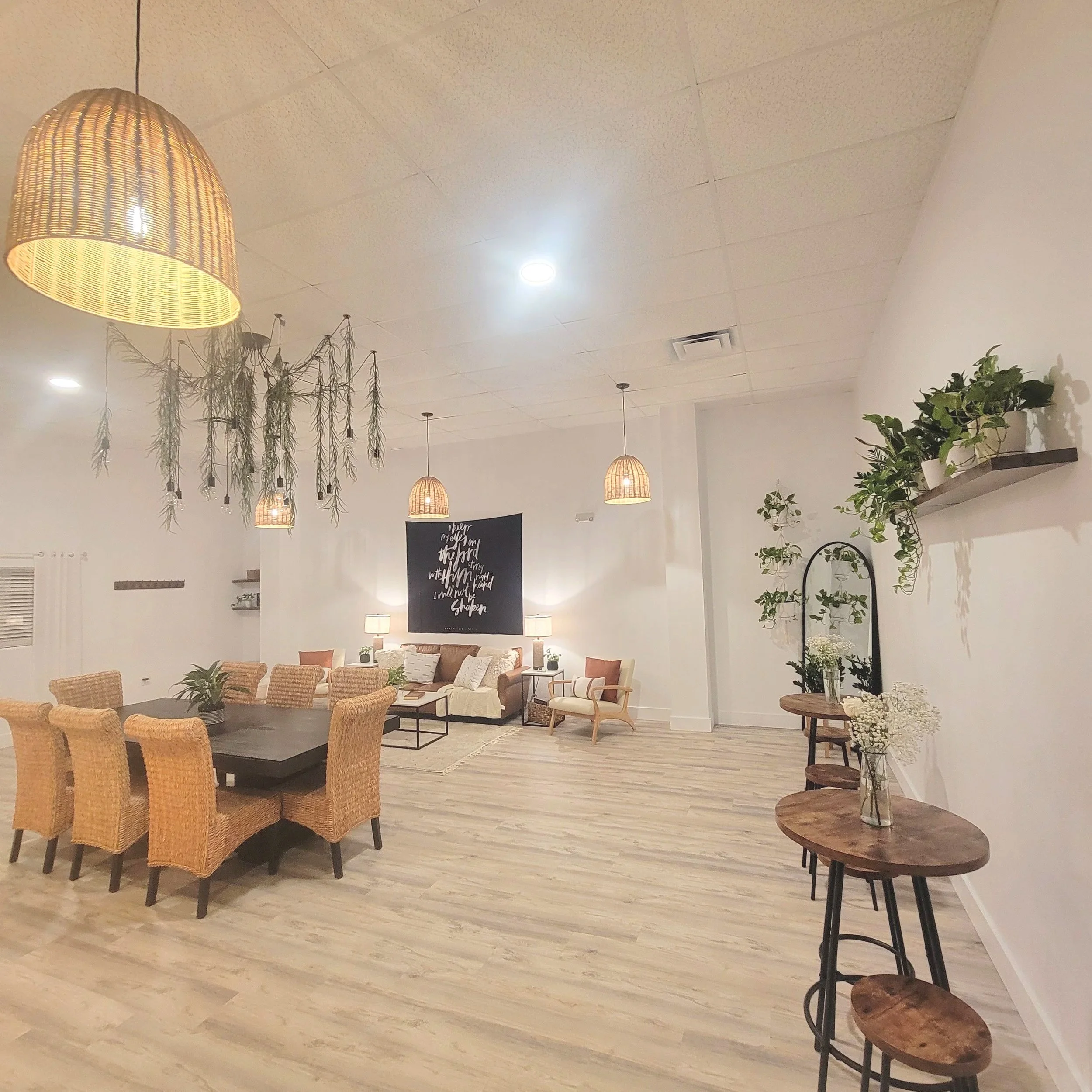 Cozy, intimate venue in Sarasota FL for your birthday party, bridal shower, baby shower, meeting or Christmas party.