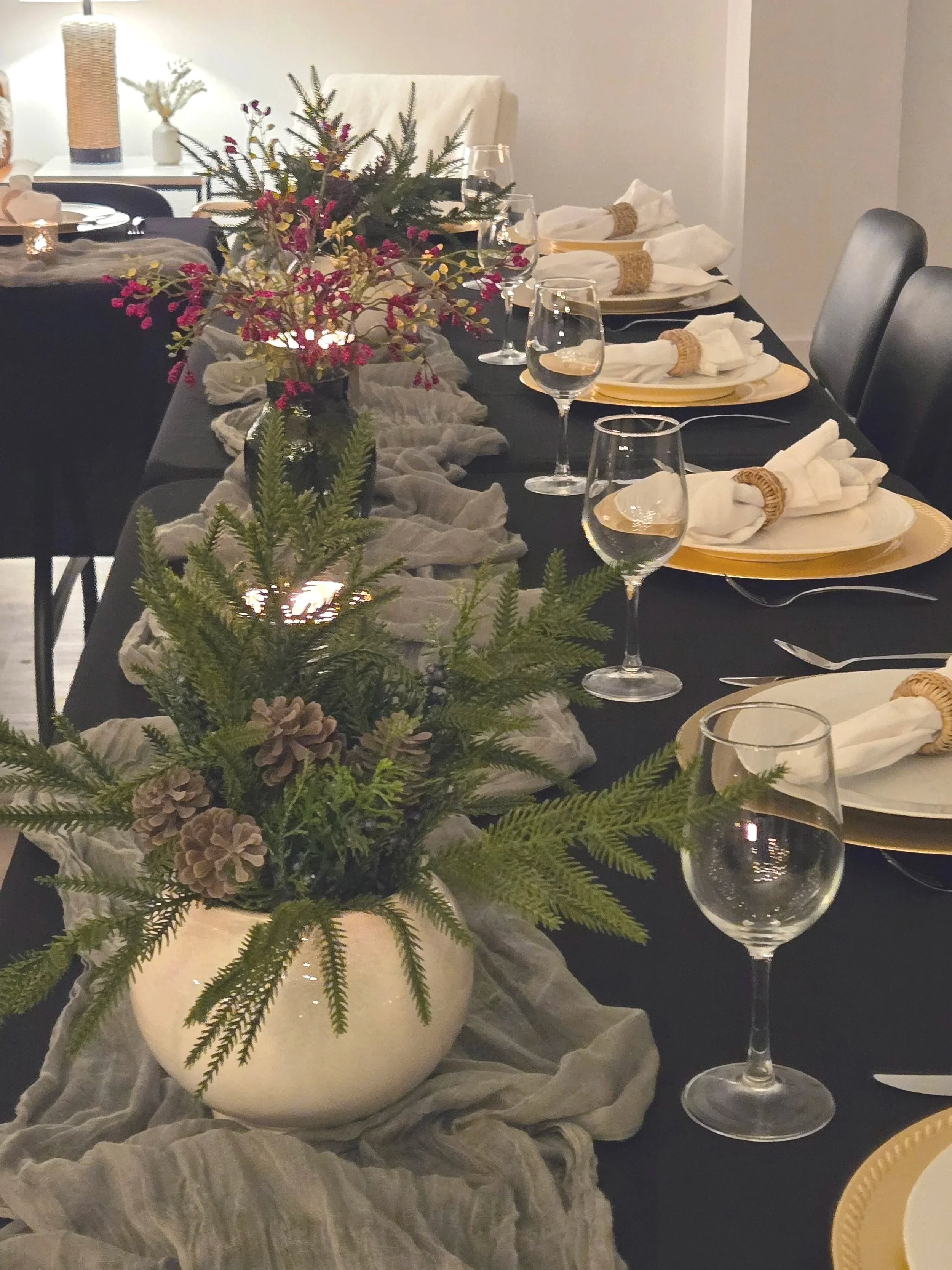 Christmas Table setting at Oasis Events Collective in Sarasota FL.  Near Bradenton , Ellenton, Venice, Lakewood Ranch. Great venue for baby showers', bridal showers, birthday parties, business meetings.