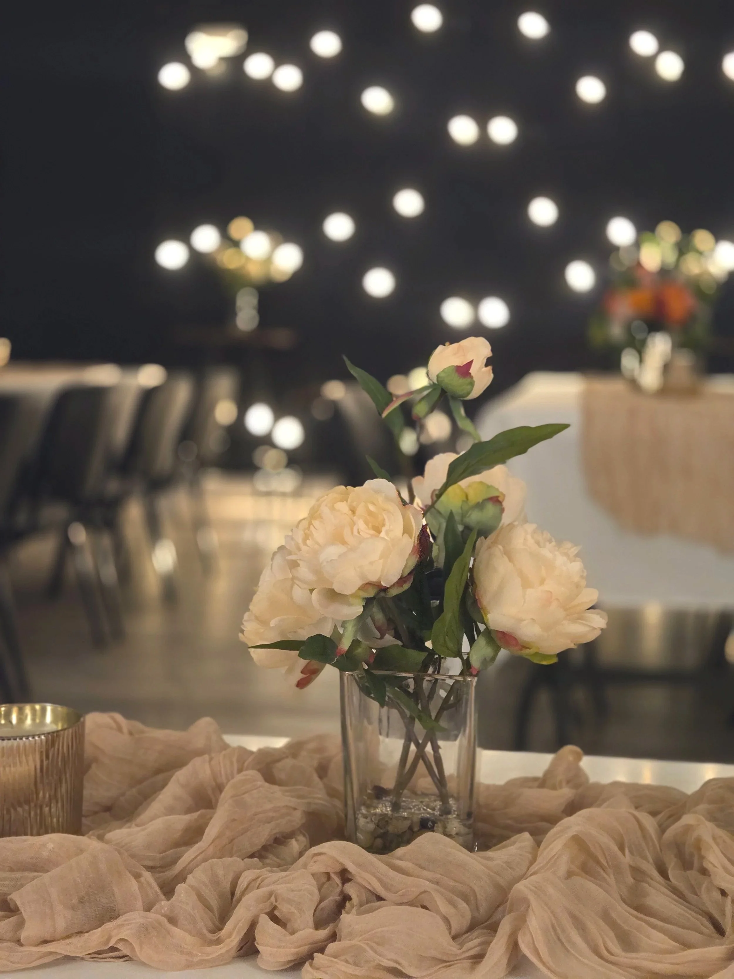 Flower arrangement at Oasis Events Collective event venue in Sarasota Florida..  Perfect space for your bridal showers, baby showers, graduation parties, and celebrations.  Also serving Parrish, Venice and Lido Key.
