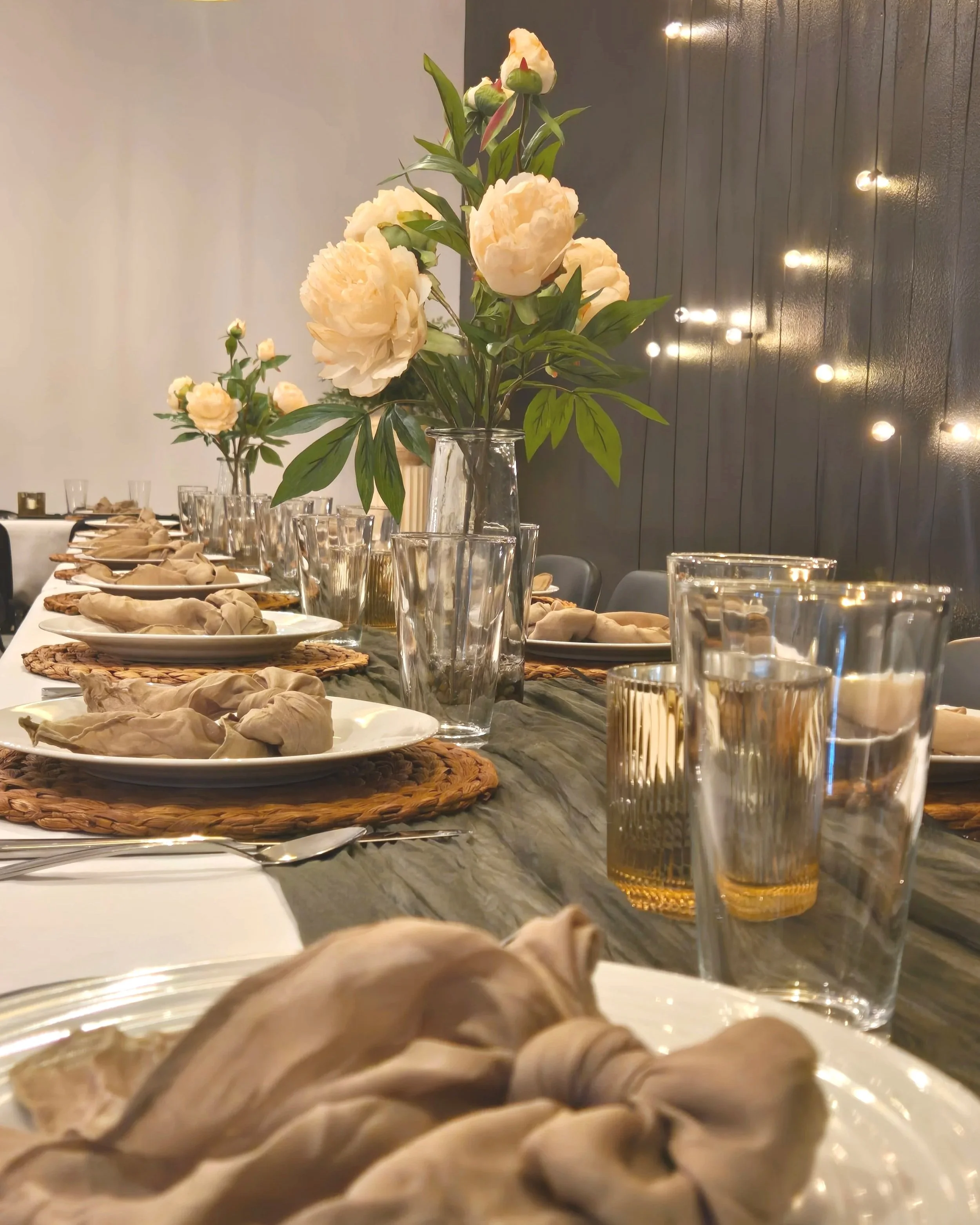 A beautiful tablespace at Oasis Events Collective in Sarasota Florida.  A cozy, intimate event venue near Parrish, Ellenton and Siesta Key.  Perfect venue for baby showers, birthday parties, and bridal showers.  
Perfect space for cozy intimate bride