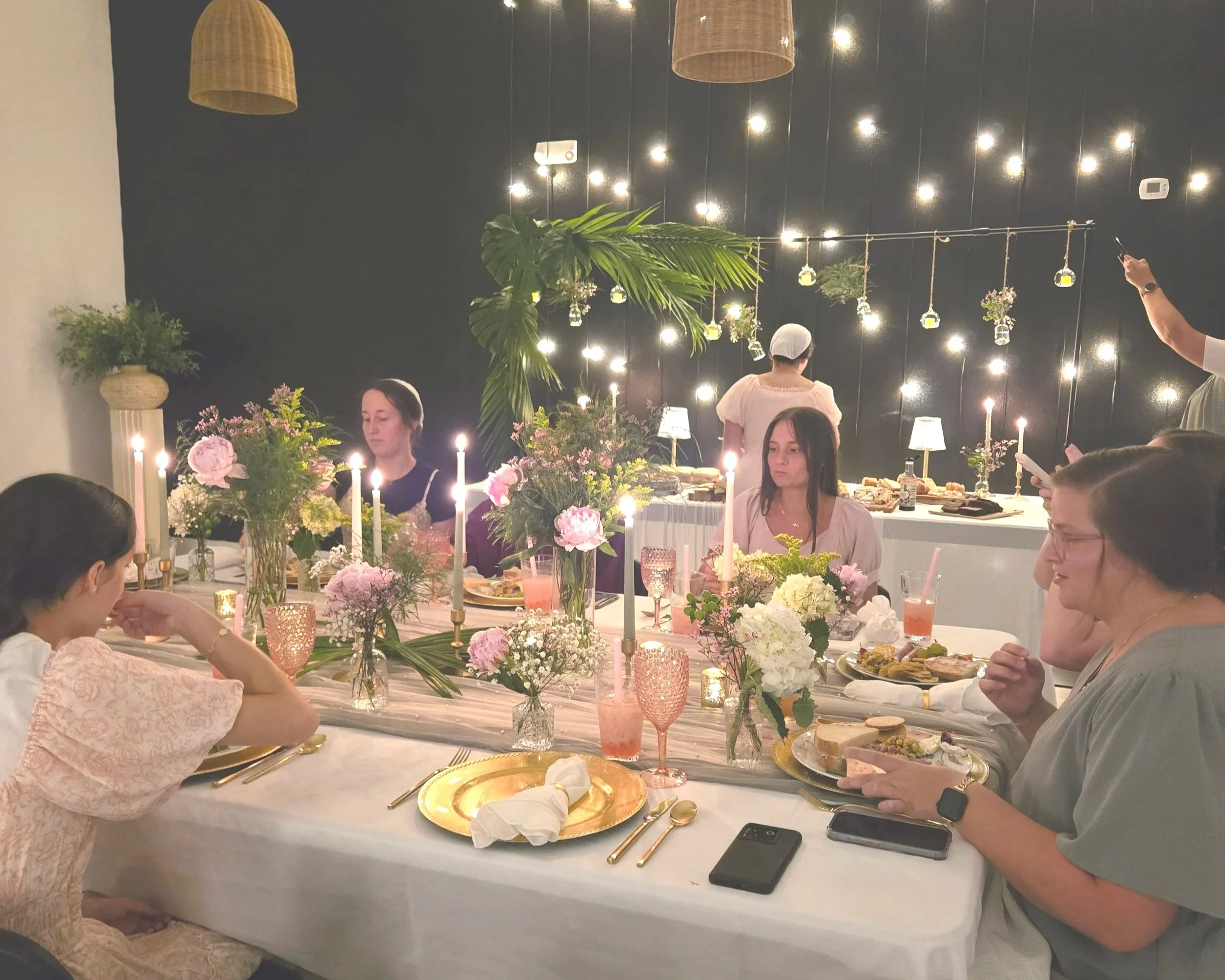 A dinner party at Oasis Events Collective in Sarasota Florida.  An indoor, cozy venue for baby showers, bridal showers, micro weddings and engagement parties.  Serving Bradenton, Lakewood Ranch, Venice, and Ellenton. Rent our space for a bridal suite