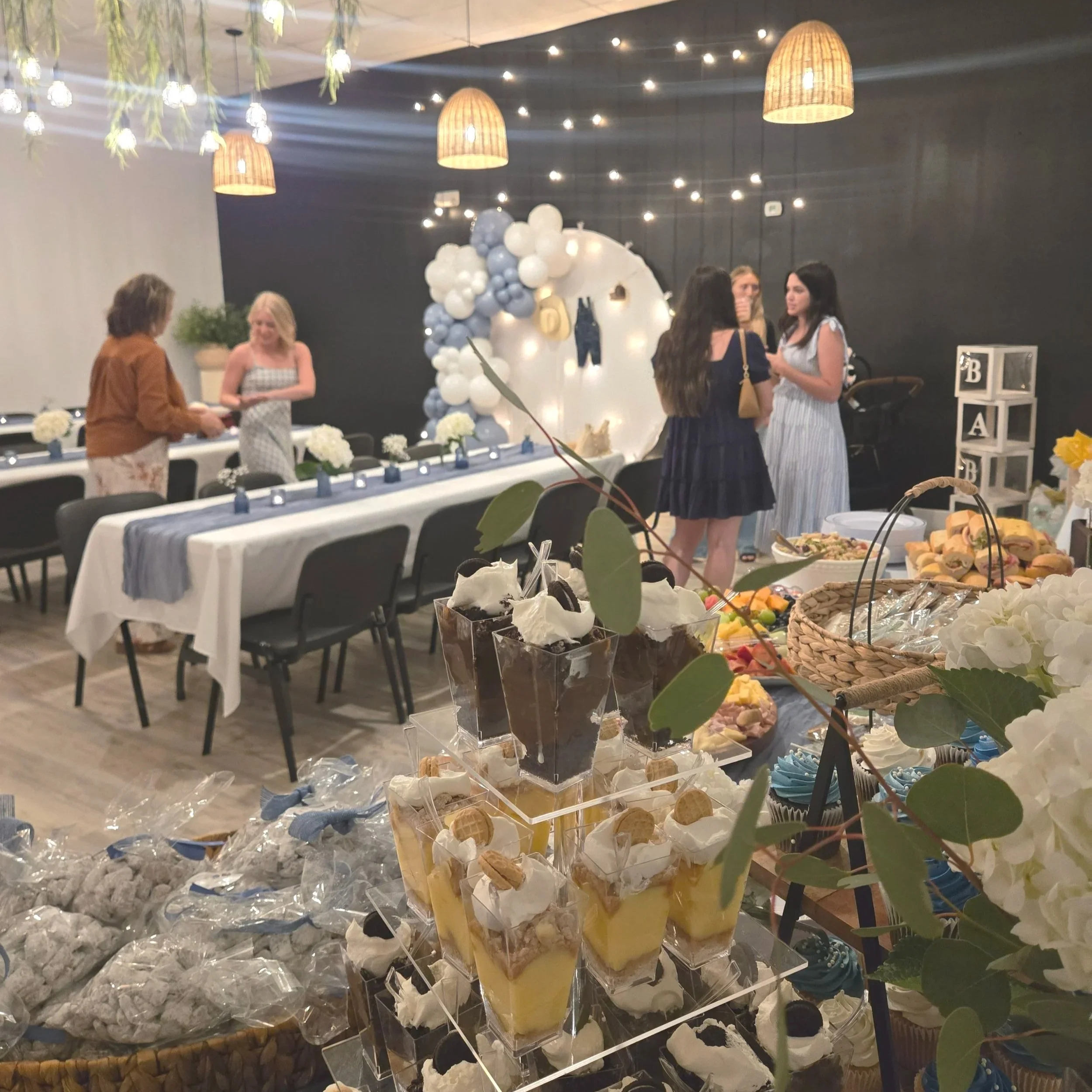 Guest, food and a balloon arch at Oasis Events Collective in Sarasota Florida.  A family owned event venue for small, intimate events near Parrish, Lakewood Ranch, Bradenton and Siesta Key.  A cozy venue for baby showers, bridal showers, birthday par