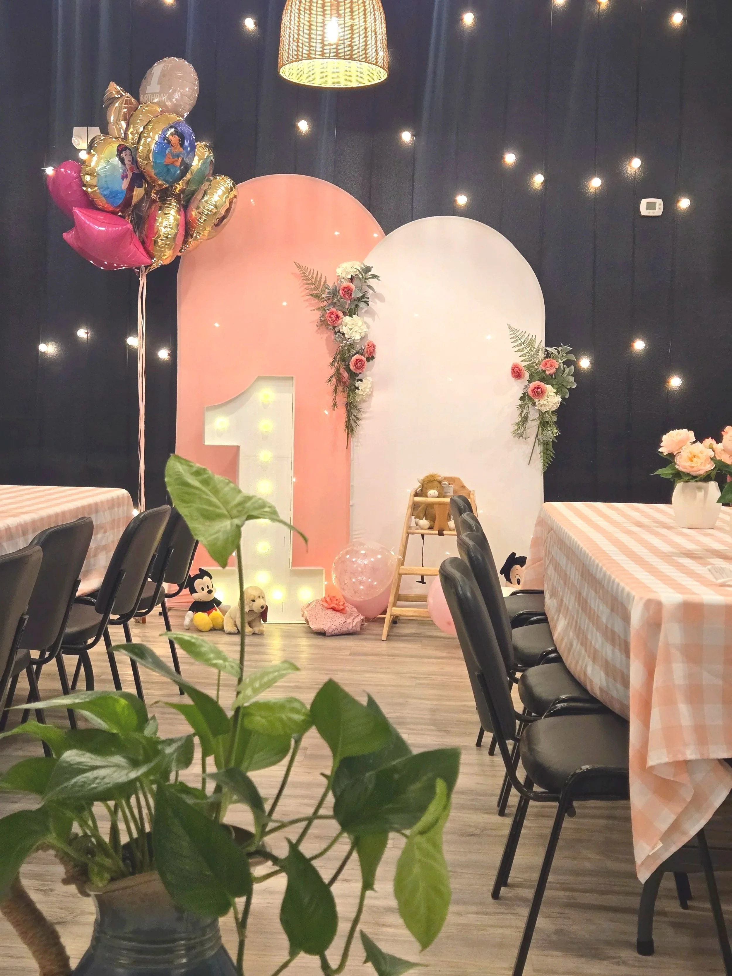 Birthday party and balloon arch at Oasis Events Collective in Sarasota FL.  A cozy, intimate venue for baby showers, bridal showers, birthday parties, pop-up shops and networking events near Siesta Key, Lido Key, Bradenton and Parrish.