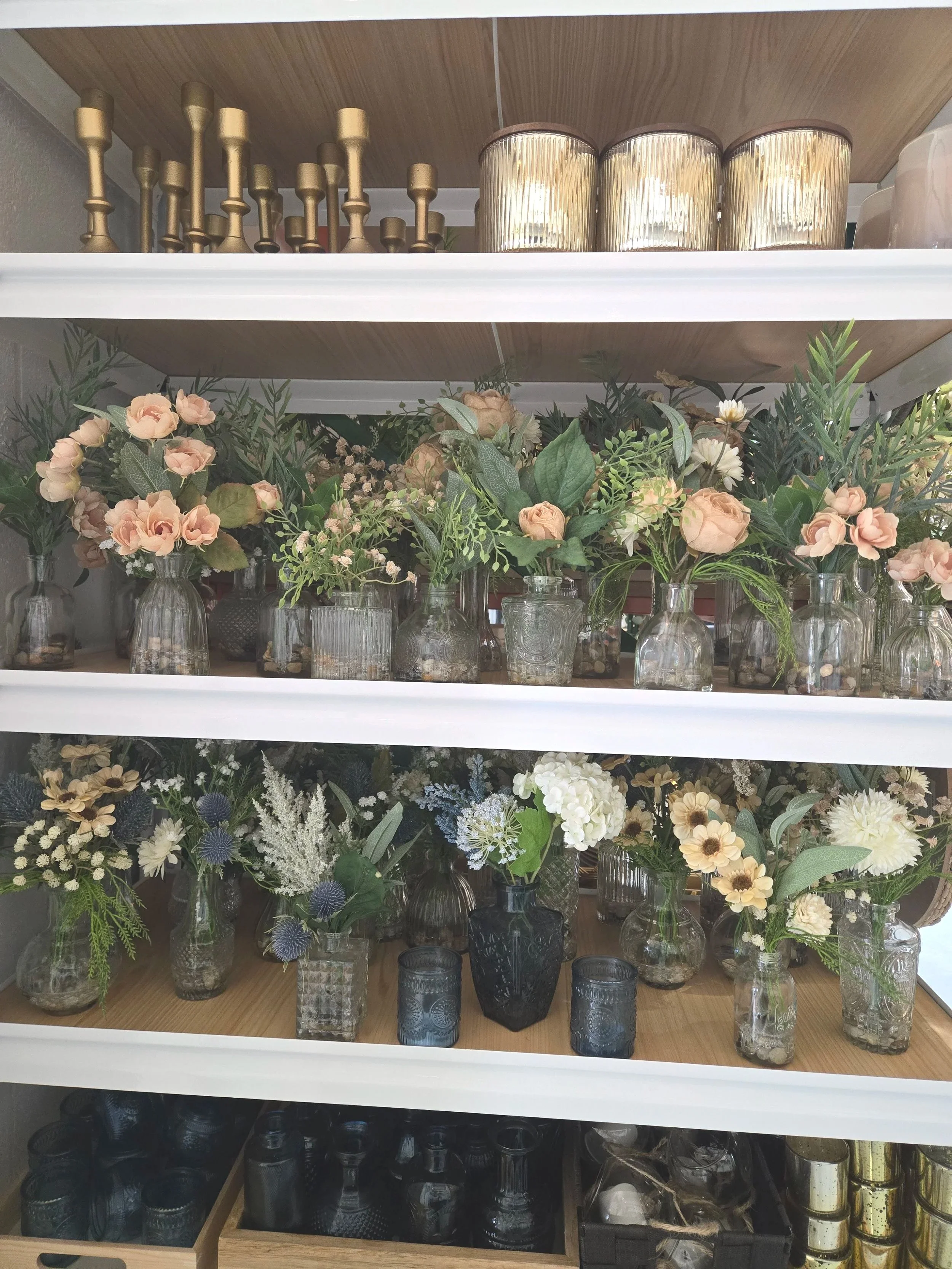 Gold candlesticks, pink and blue decor at Oasis Events Collective in Sarasota, Florida