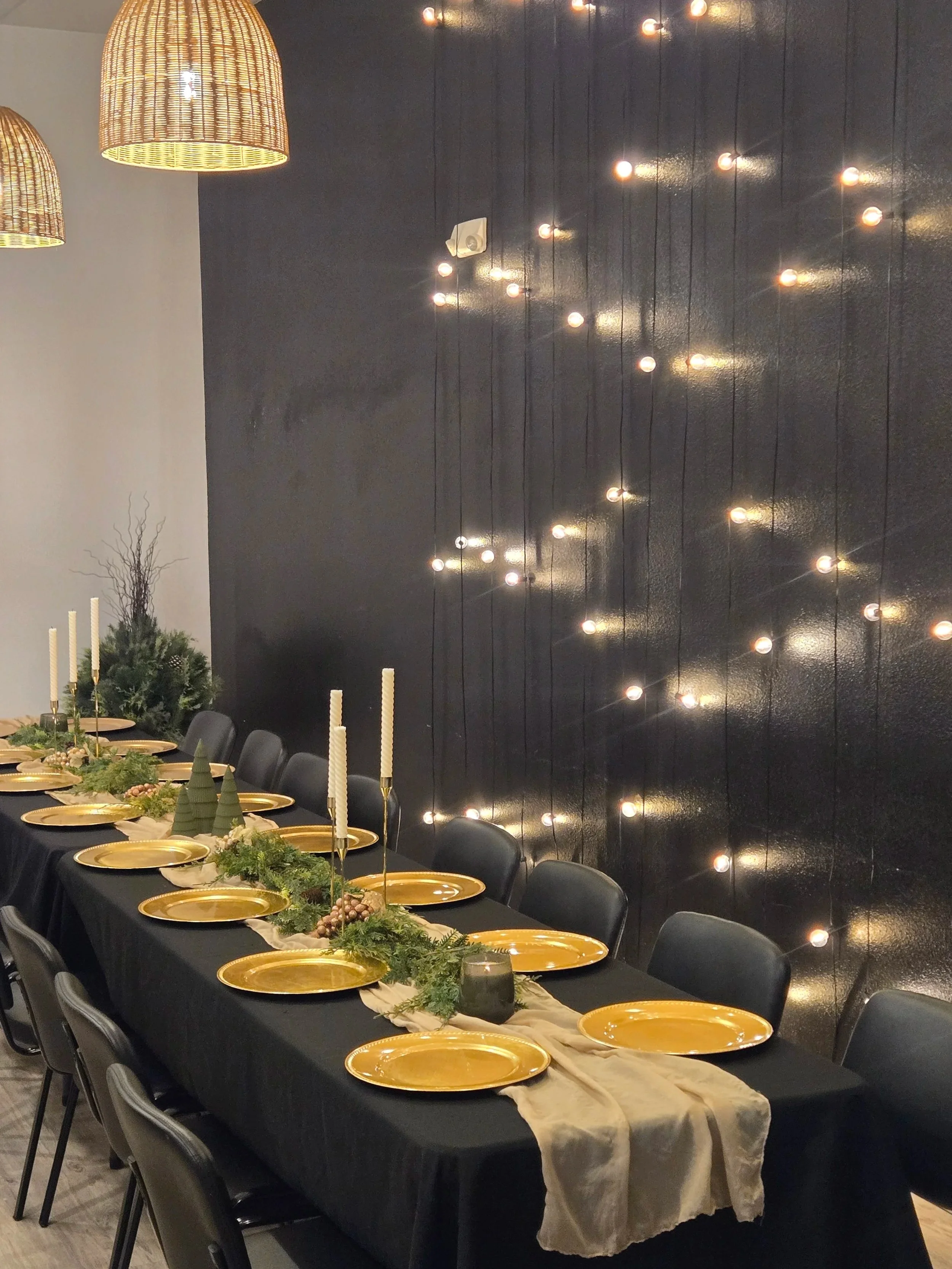 Tablescape at Oasis Events Collective in Sarasota FL.  Cozy, intimate venue near Bradenton, Lakewood Ranch, Venice.  Space for 30-40 people.  Perfect for micro weddings, baby showers, bridal showers.