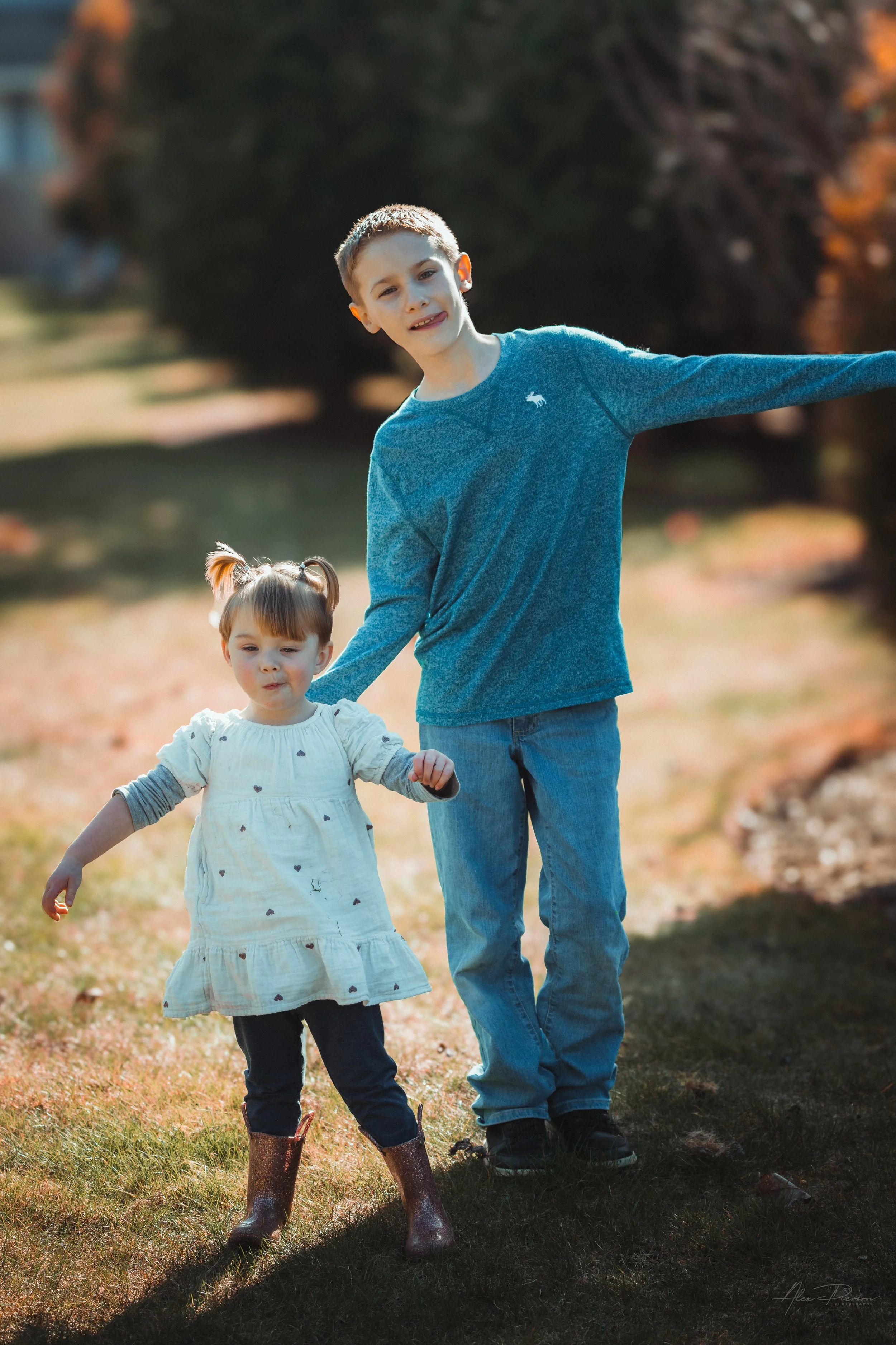  Little girl running playfully with her cousin during a candid family photo session in Tumwater, WA – Pacific Northwest lifestyle family and children's photography.
