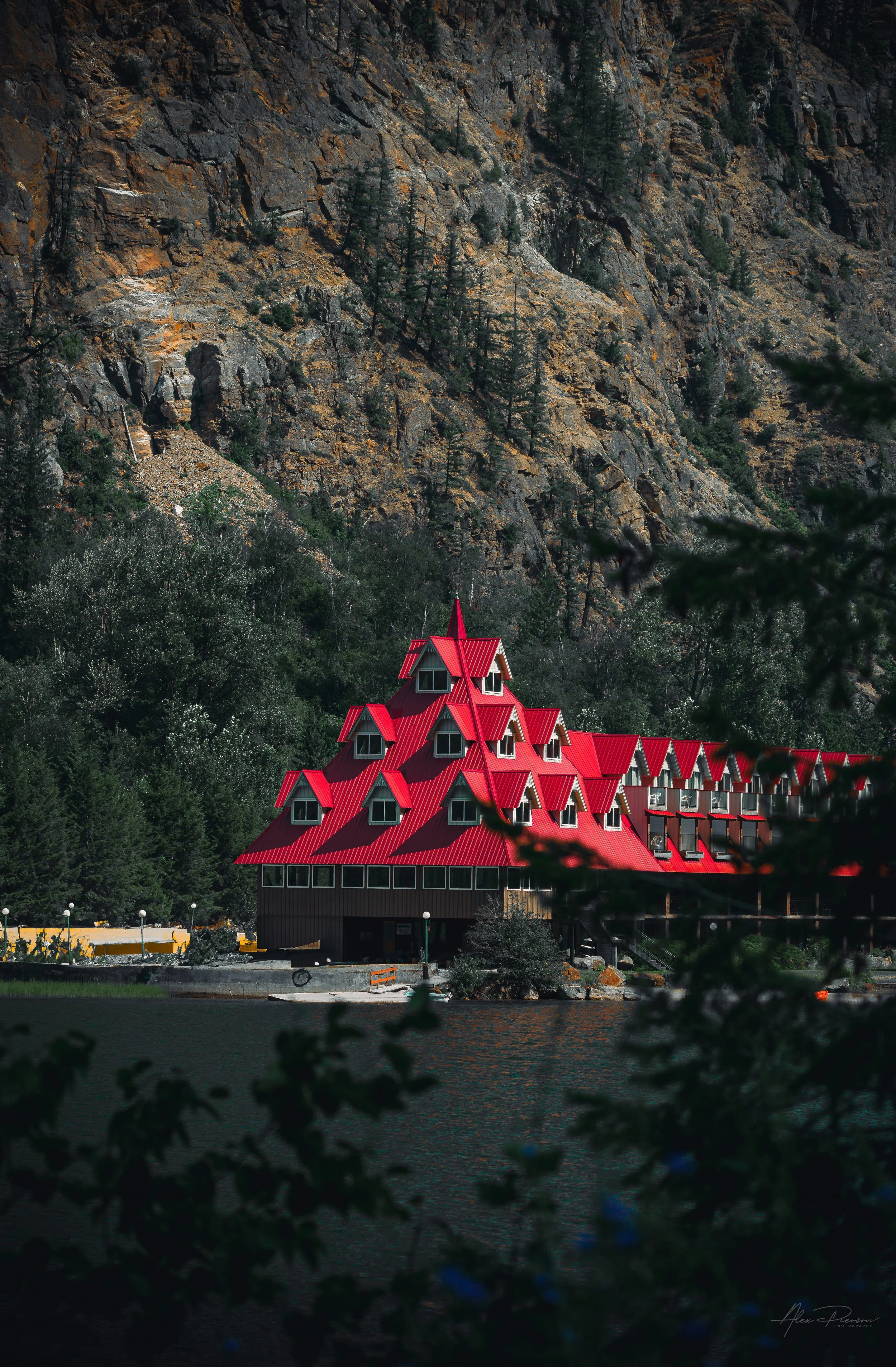 scenic-canadian-rockies-highway-red-roof-lodge.jpg