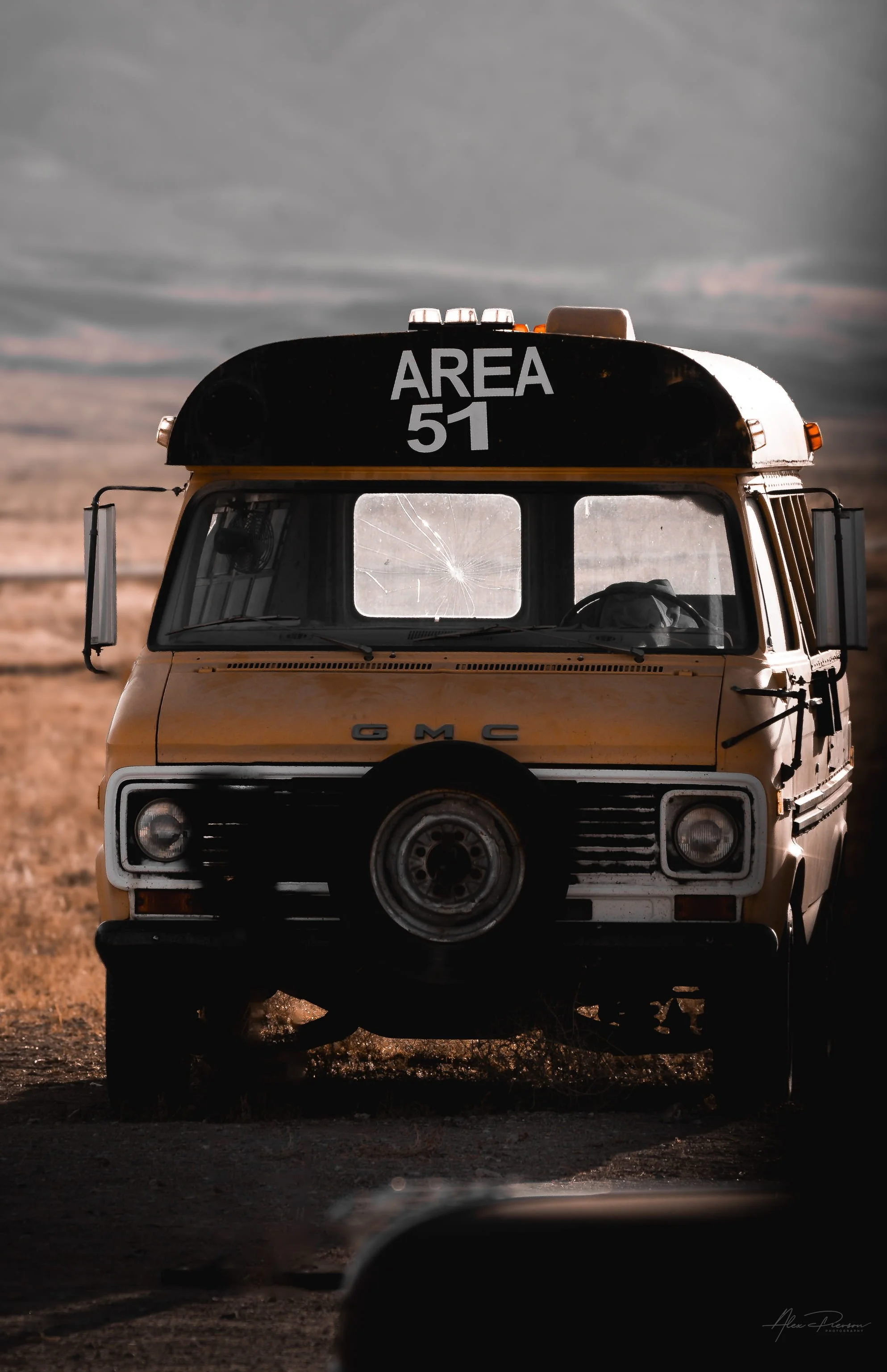 area-51-school-bus-et-highway-nevada-desert.jpg