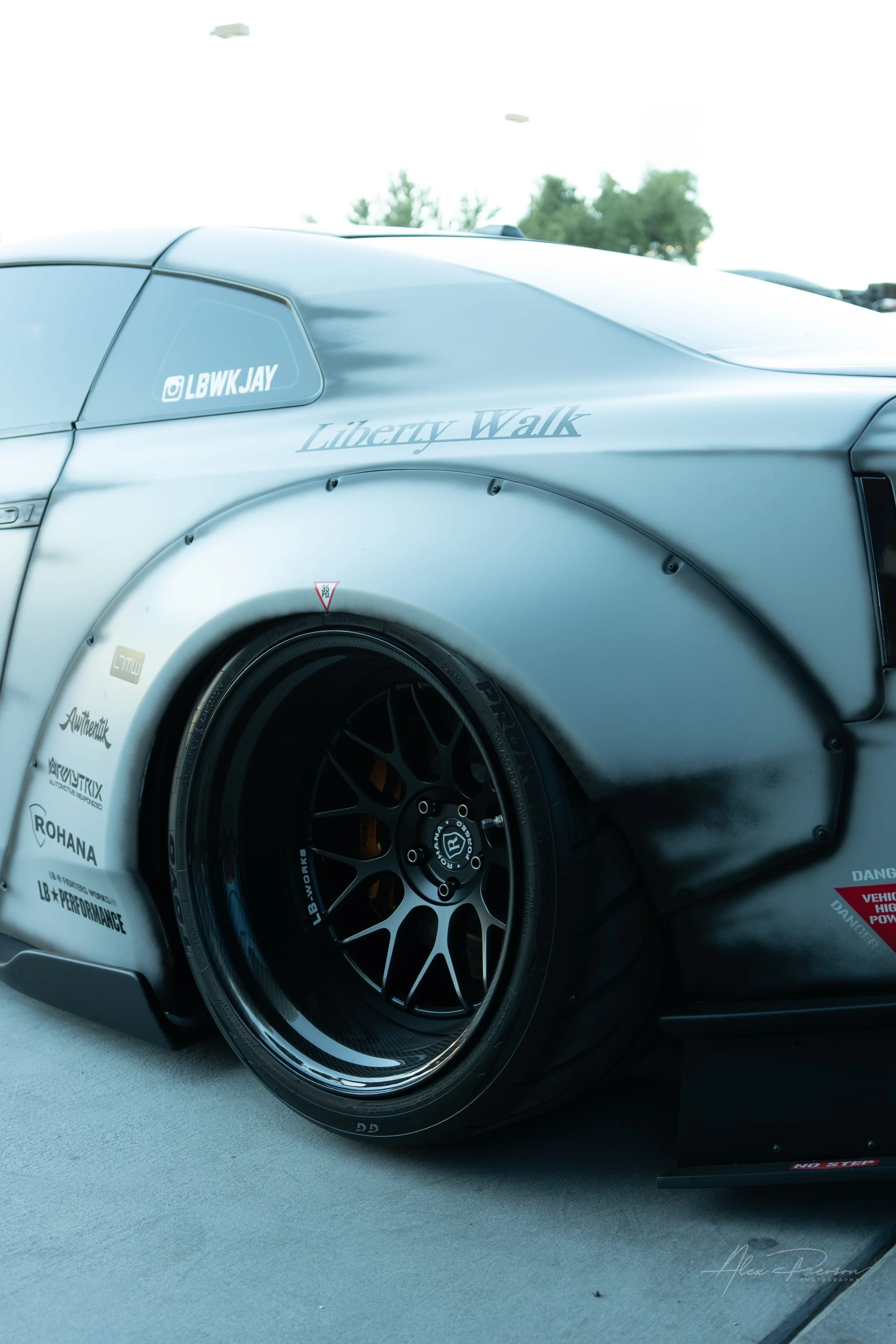 liberty-walk-nissan-gtr-widebody-fender-detail-sema.jpg