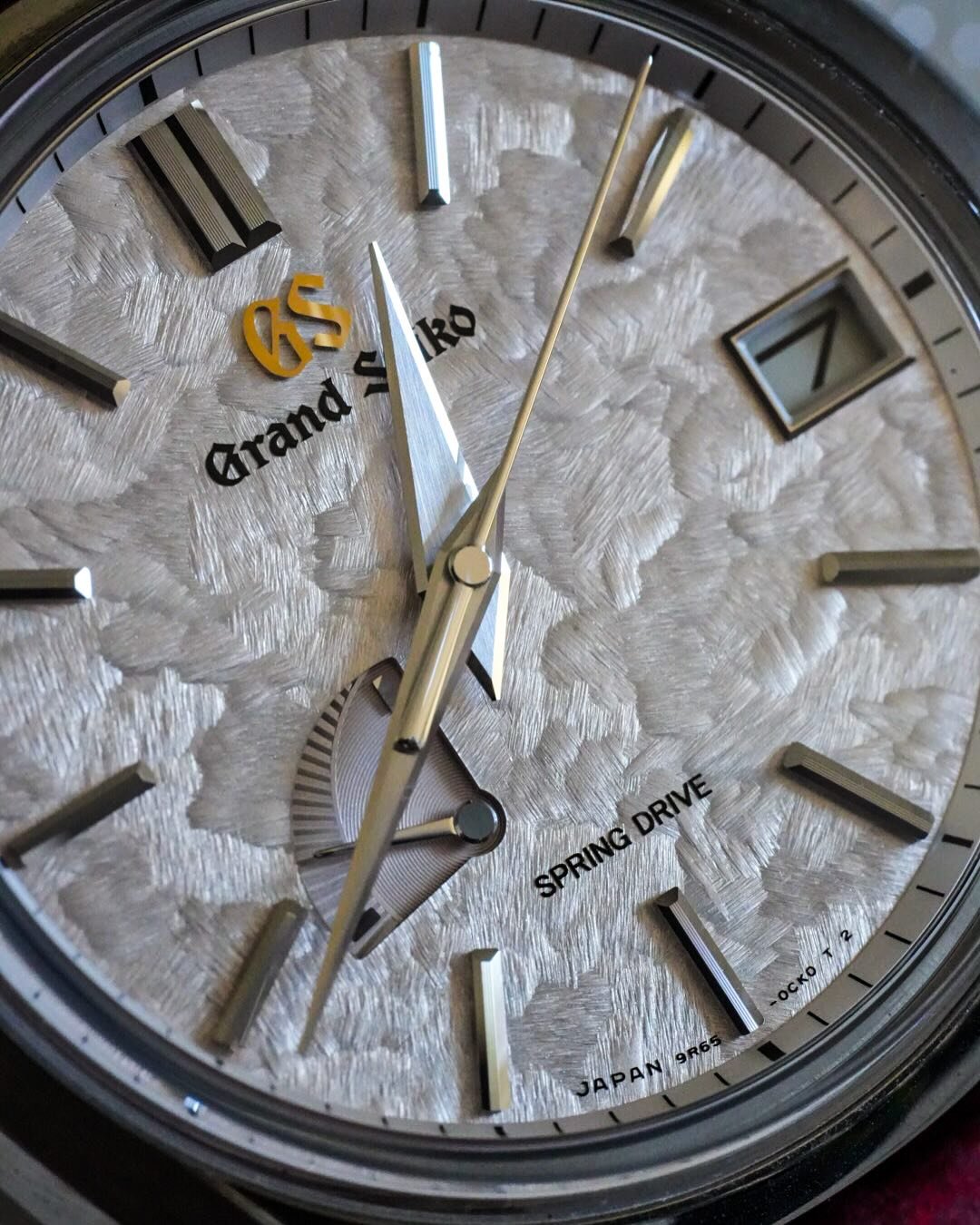 In episode 2 of @ataleoftwowristies you may have caught me very quickly mention that I was considering selling my GS ShunBun. The truth is that I really love this watch, and I made a couple little compromises in choosing it, because of just how gorge