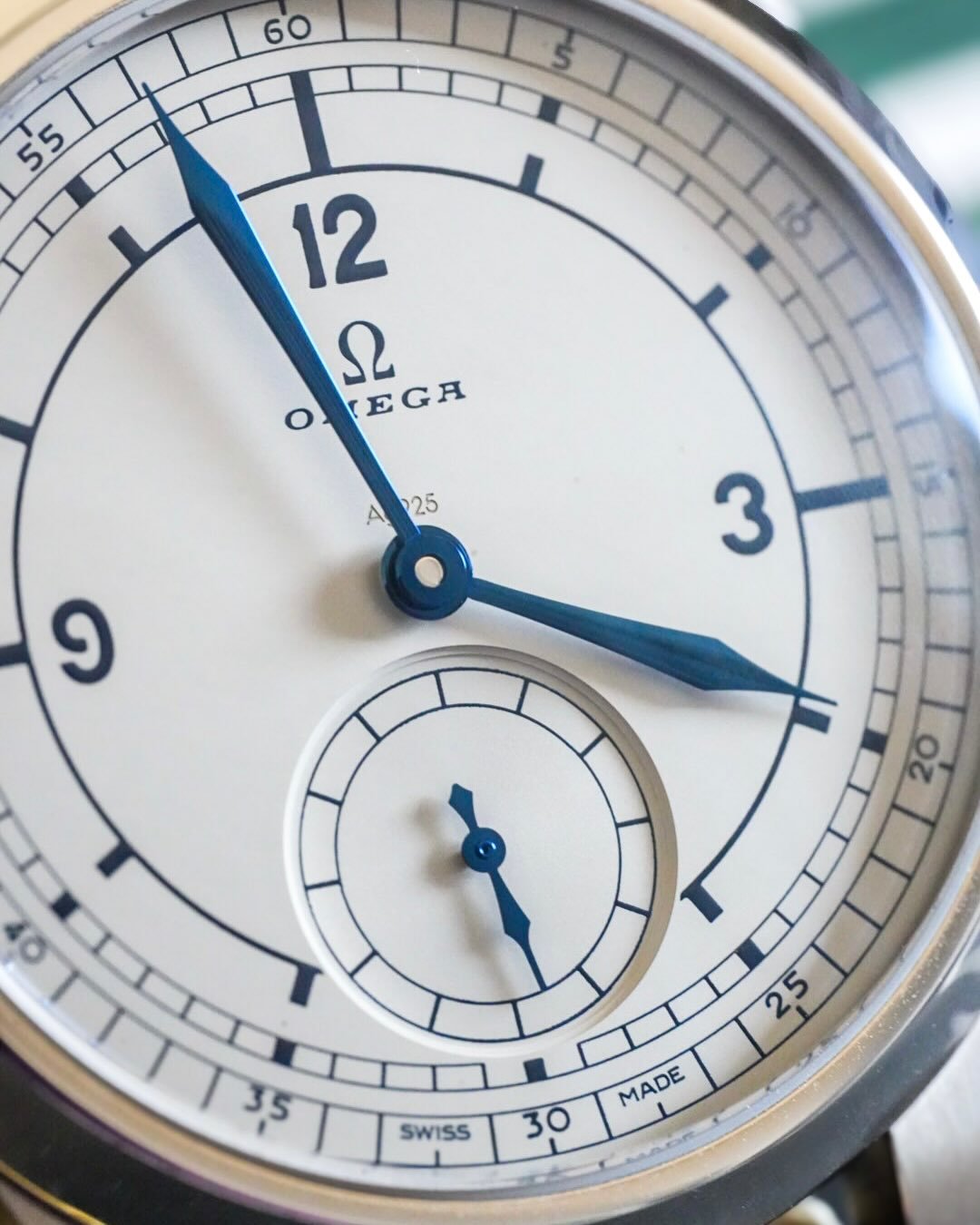 🚨 NWA 🚨 sort of. I&rsquo;ve had this watch for nearly a month now, and I do have to say, there was something quite nice about allowing myself some time with it before sharing with the watchfam. The Omega CK859 was my favorite release from the brand