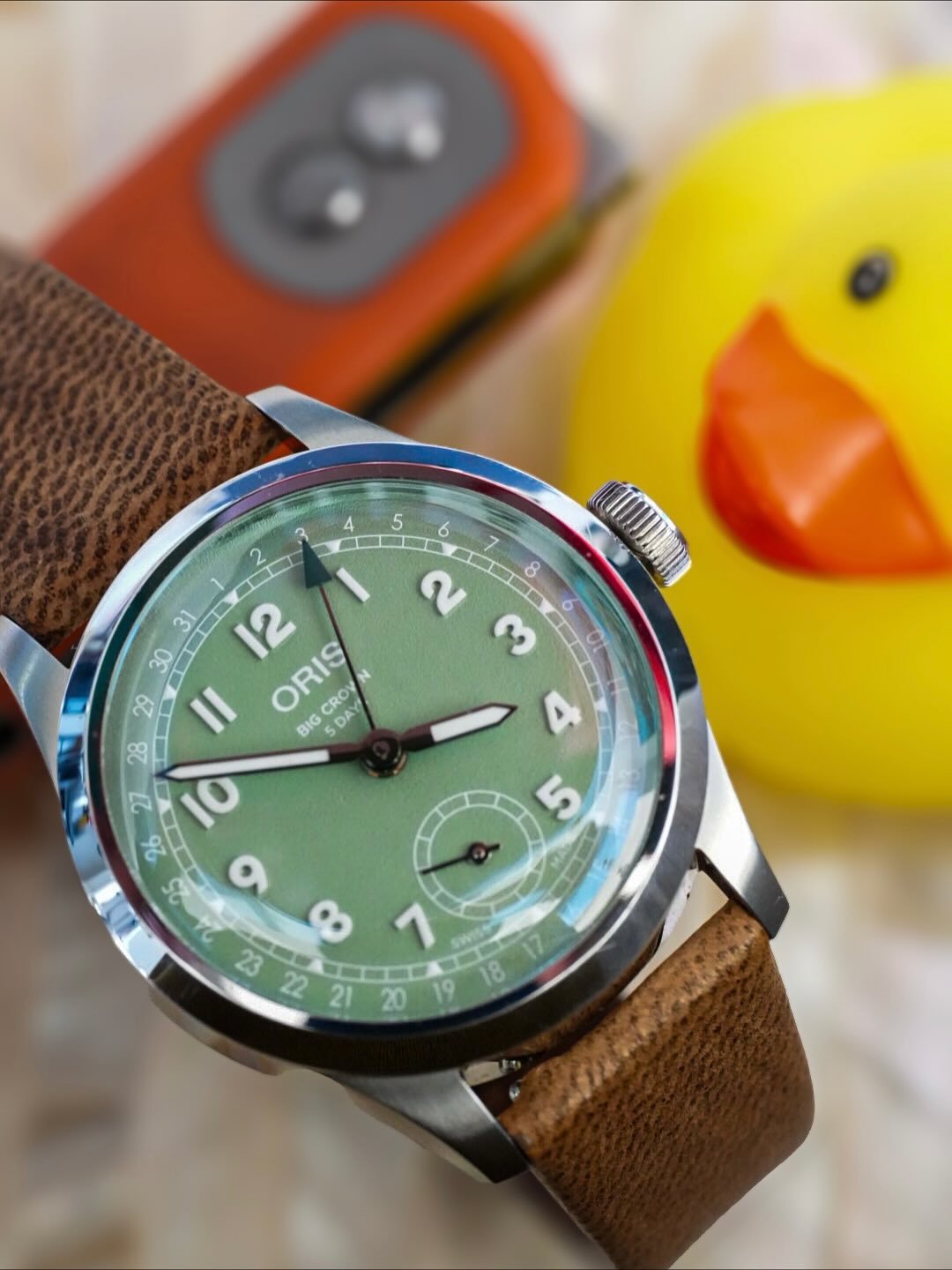 Sir Quacks A Lot wanted a closer look at the @oris Big Crown Pointer. I&rsquo;ve been wearing this watch a lot this last month and I&rsquo;ve very much fallen in love with it. The soft mossy dial with all that dynamic depth is just 😚🤌🏻. But my fav