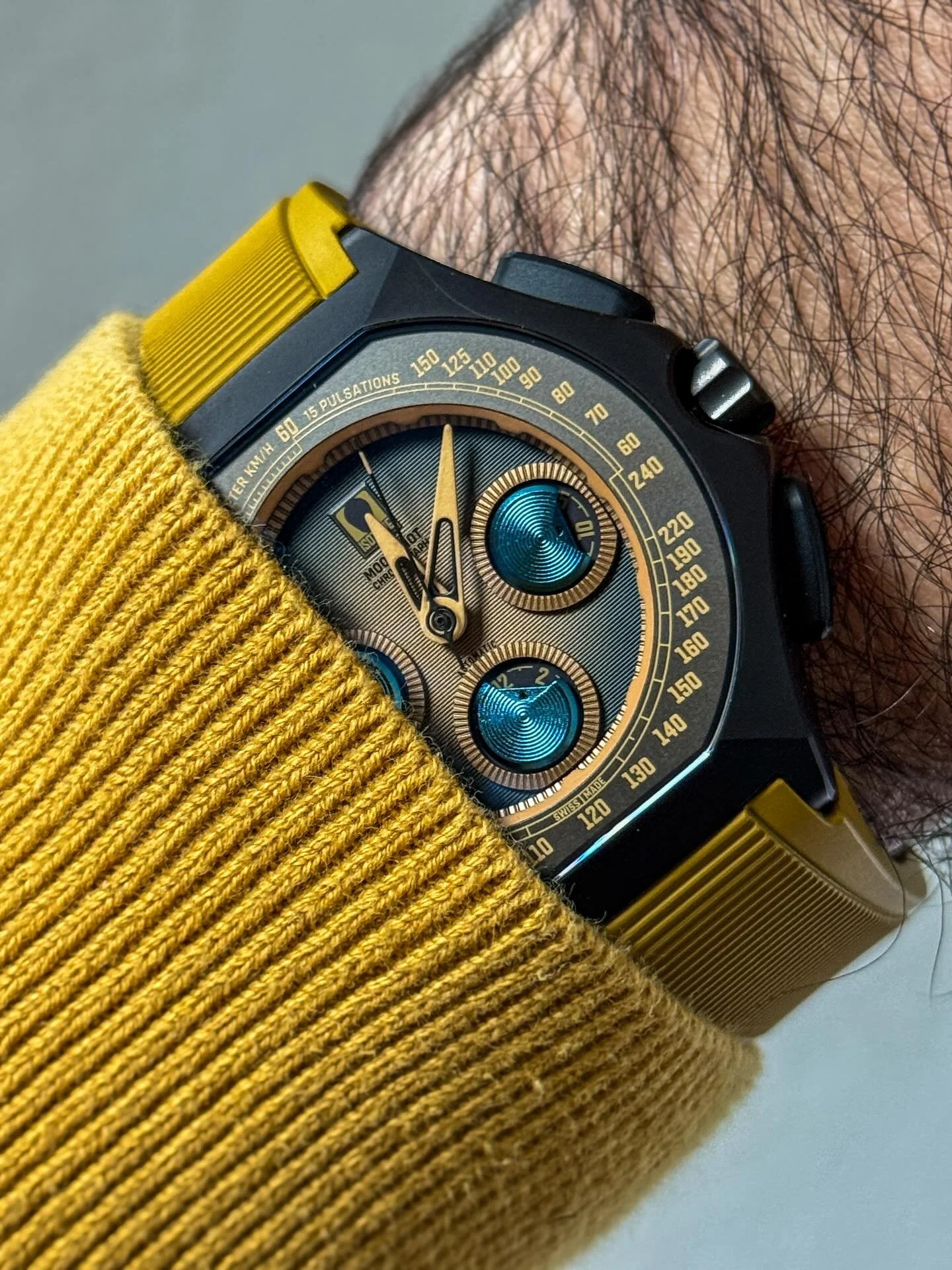 I always feel alien when I wear the @isotopewatches moonshot. The DNA of this brand runs through my veins. (Also still rocking that Gshock ring lol).

#PoppingCrowns #gshock
#Isotopewatches #isotopemoonshot #integratedbracelet #watches #watchenthusia