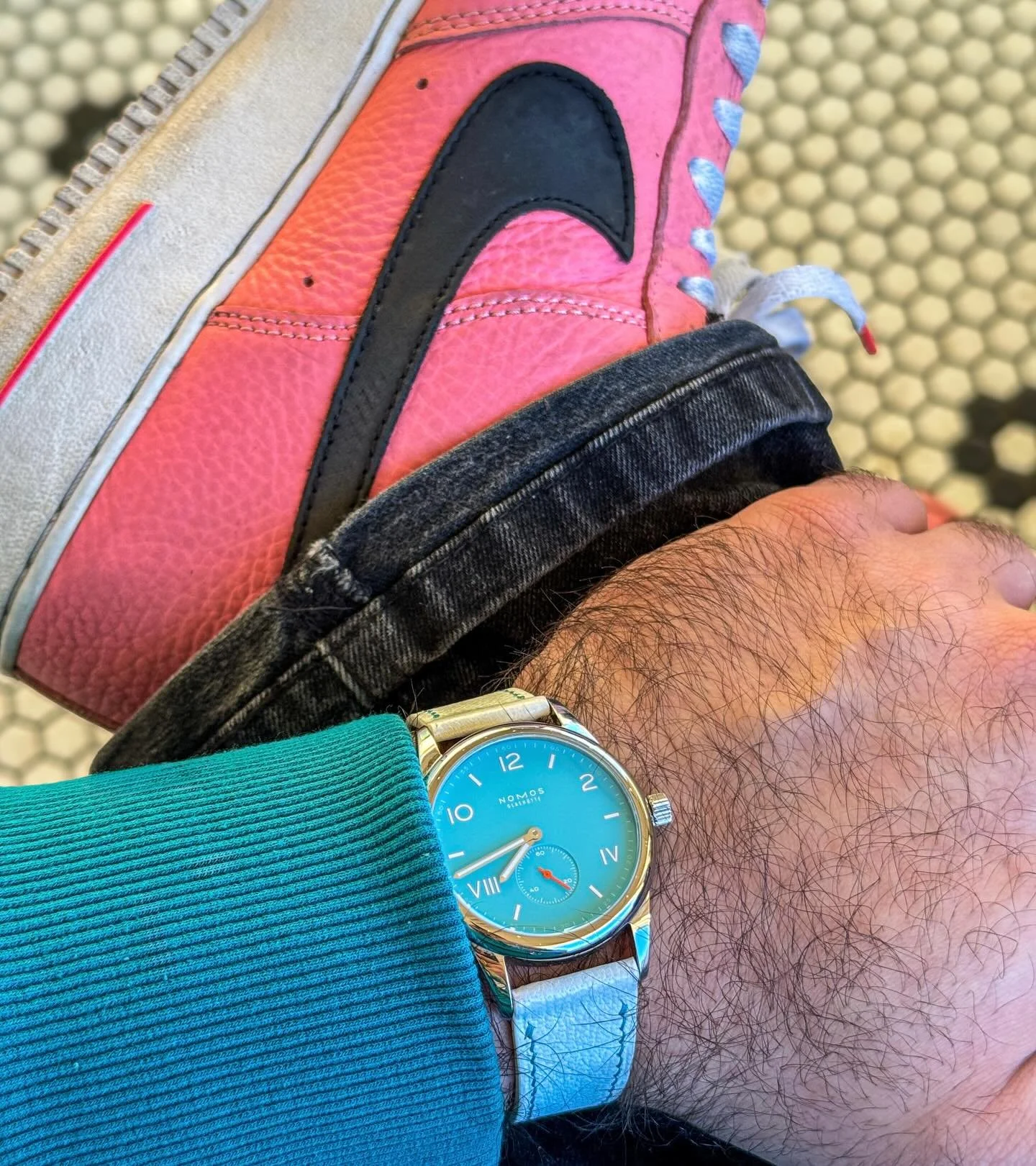 Happy Monday! I&rsquo;m chillin with my Nomos Club. And swipe to see what Phantom looked like this morning. 🤣. Not sure I&rsquo;m mentally ready for this week but here we go!  #PoppingCrowns

#Nomos #NomosClub #pitbull #watchfam