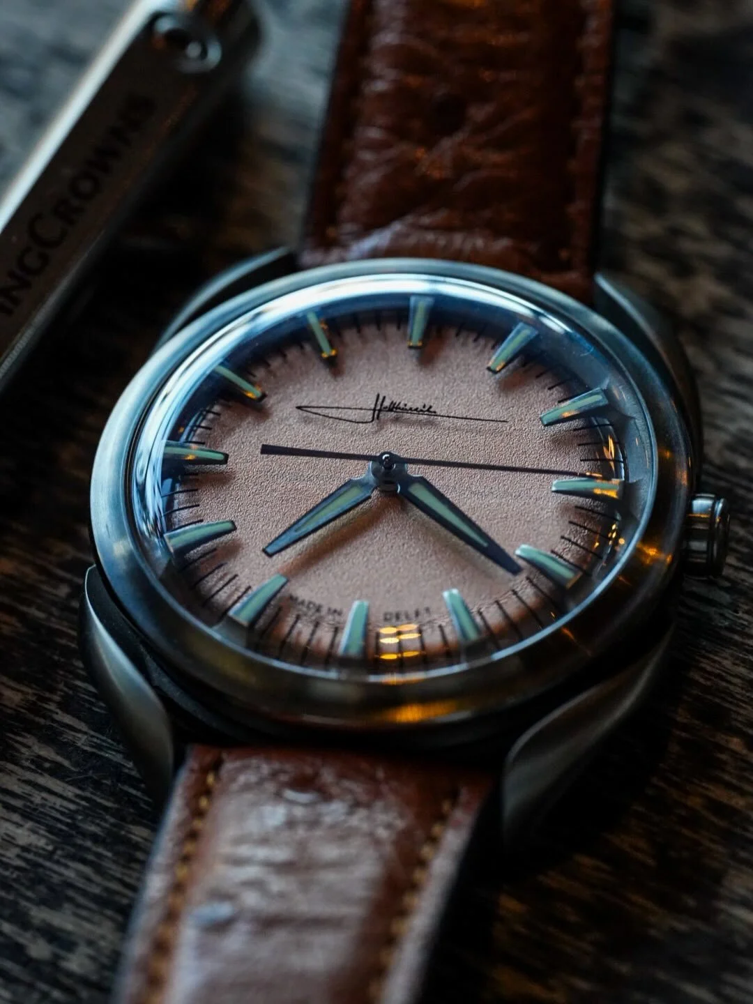 This is the second of the two watches @holthinrichswatches sent my way, and you&rsquo;ve gotta dig the depth on this dial. I must say, salmon 🍣 dials usually aren&rsquo;t my bag, but this one is growing on me. 

Also, @phantom_of_the_pupra patiently