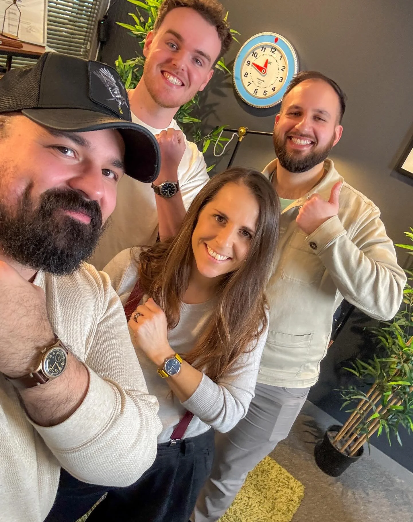 What a wonderful time out in the Cotswolds visiting @sophiescottlewisart ! It was so fun to just get to know you more and spend time bopping about town trying on watches. Thank you for opening up your home and letting me meet your family. 🥹🫶🏻

Als