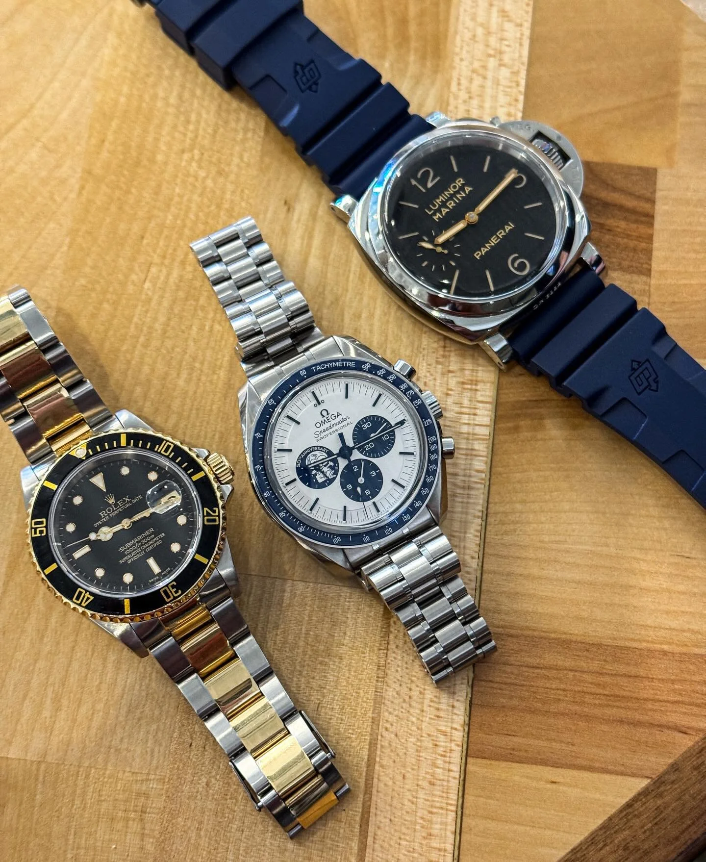 Fun morning yesterday hanging out with @watchrolling and @mevans757 discussing the future or @redbarvirginiabeach ! 🤓🫶🏻 nerdlove

#PoppingCrowns #redbarvb #watches #watchfam