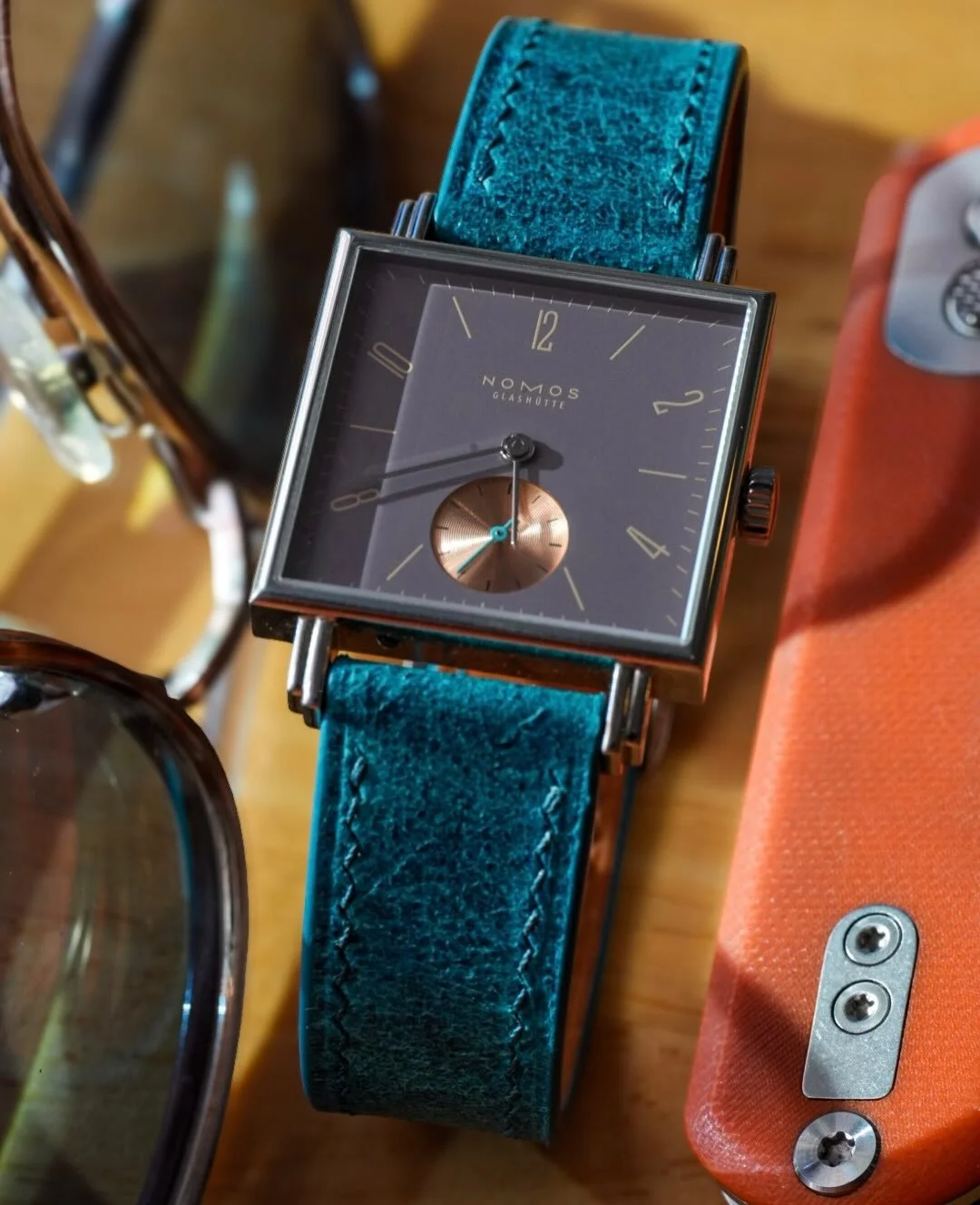 I see a lot of romance in the @nomos_glashuette Tetra. At first glance it may come off as a little brutal, stark&hellip;abrupt; but, there are these brilliant mixtures of unexpected design that make it more charming. The art deco lugs, the rose gold 