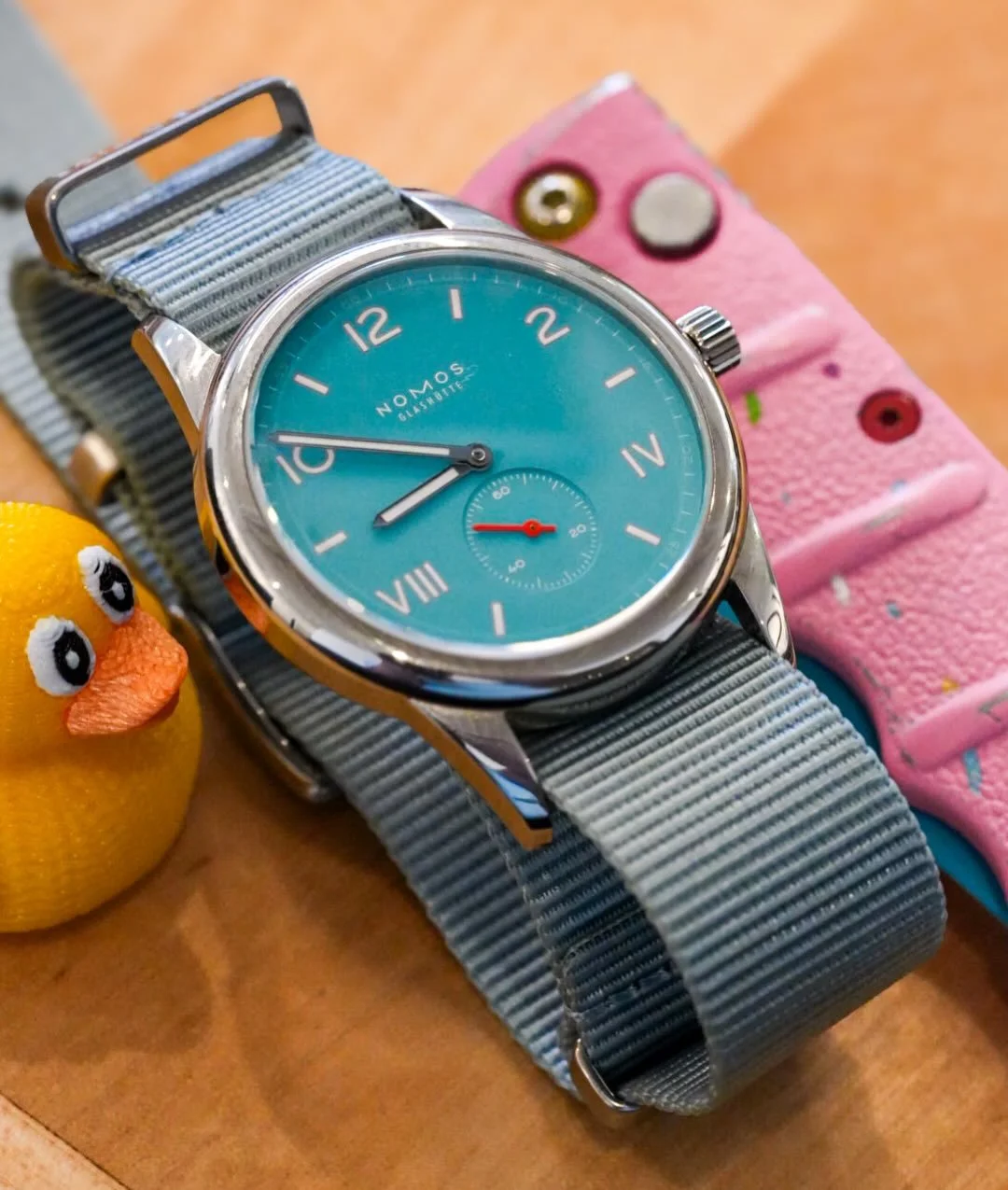 I&rsquo;m really digging the new Full 🌹 and All 🫒 colors for the @nomos_glashuette Club Campus. I love my Endless 💙 so much, and can&rsquo;t wait to one day have some more funky-colored Nomos goodness in my collection. 

#PoppingCrowns #Nomos #nom