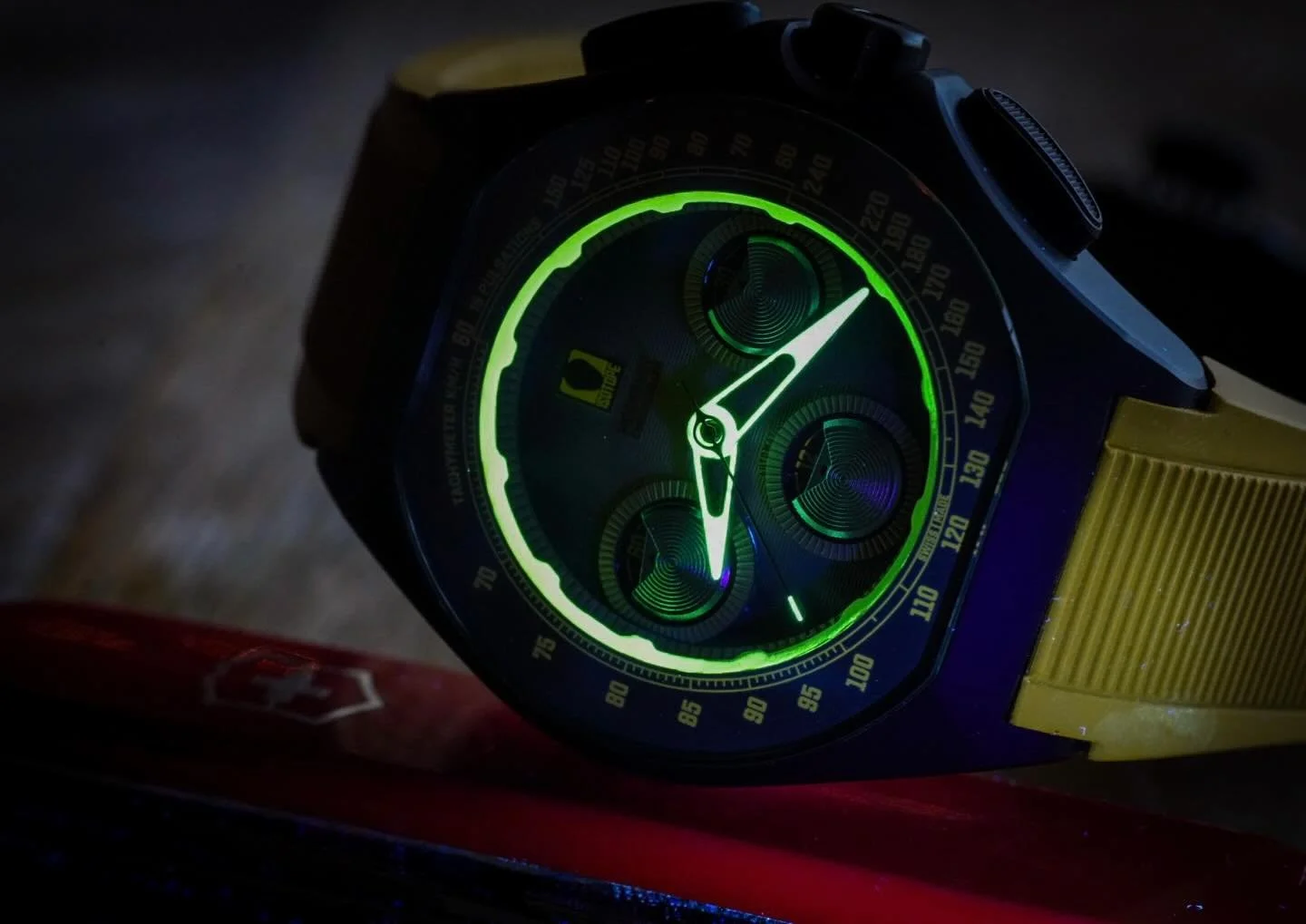 Did someone say #FridayNightLumeBattle ? 

The @isotopewatches Moonshot is the funkiest, perhaps most original, watch I own. 🤘🏻👽

#IsotopeWatches #PoppingCrowns #IsotopeMoonshot #chronograph