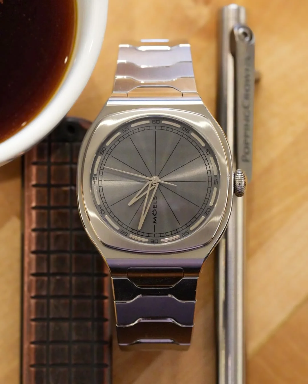 Bringing the shine today with the @moelsandco 369! Y&rsquo;all know I&rsquo;m not the biggest fan of integrated bracelets, but every now and then I fall in love with one. The bracelet design on this falls right off the case perfectly. I also am into 