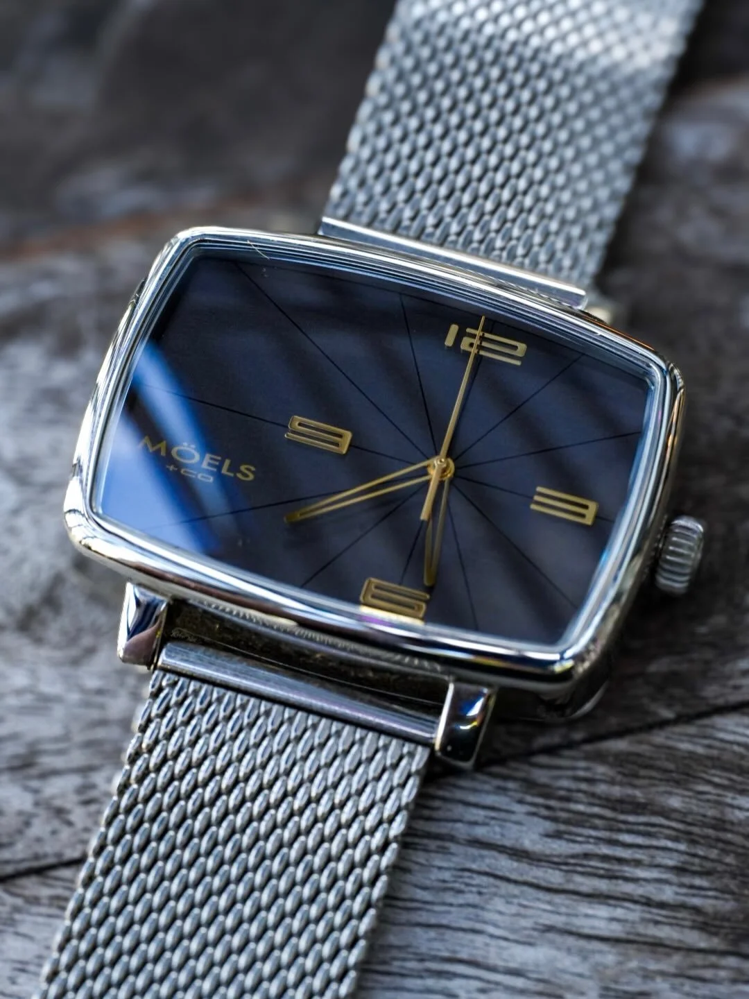 The first independent/microbrand watch I ever fell in love with: the @moelsandco 528.  What was yours?

#PoppingCrowns #Moelsandco #Watchfam #watches #moels528