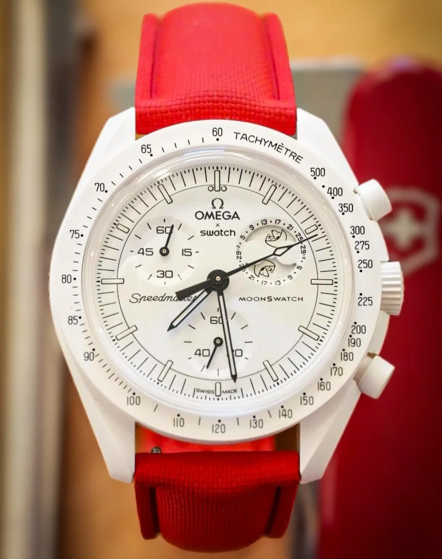 Snoop-A-Loop Monday! I&rsquo;m gonna be real, I don&rsquo;t actually keep the moonphase accurate on this watch. Every time I want to wear it I just set snoopy for maximum visibility. 😅

MoonSwatch on a Watchgecko strap!

#PoppingCrowns #MoonSwatch #