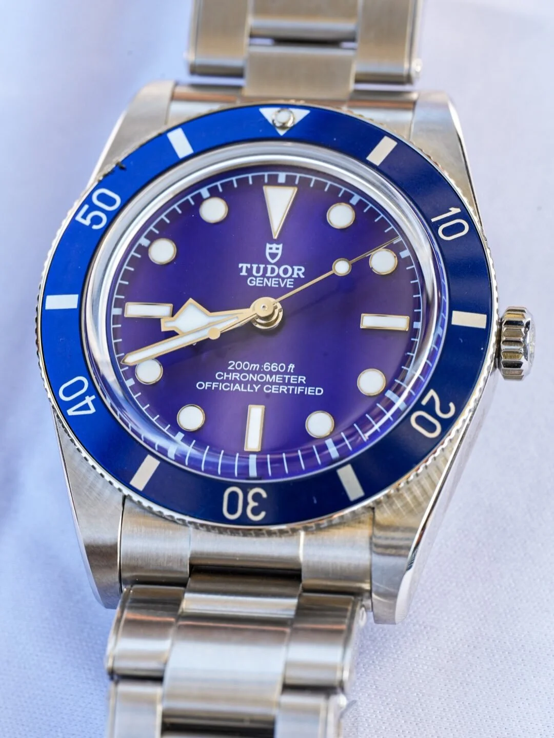 We had a @redbarvirginiabeach meetup this morning and my friend, Paul, got himself the new Tudor BB54 in this new blue colorway, and I absolutely fell in love with it. The dial kind of goes from blue to a subtle purple/indigo and I think it just work