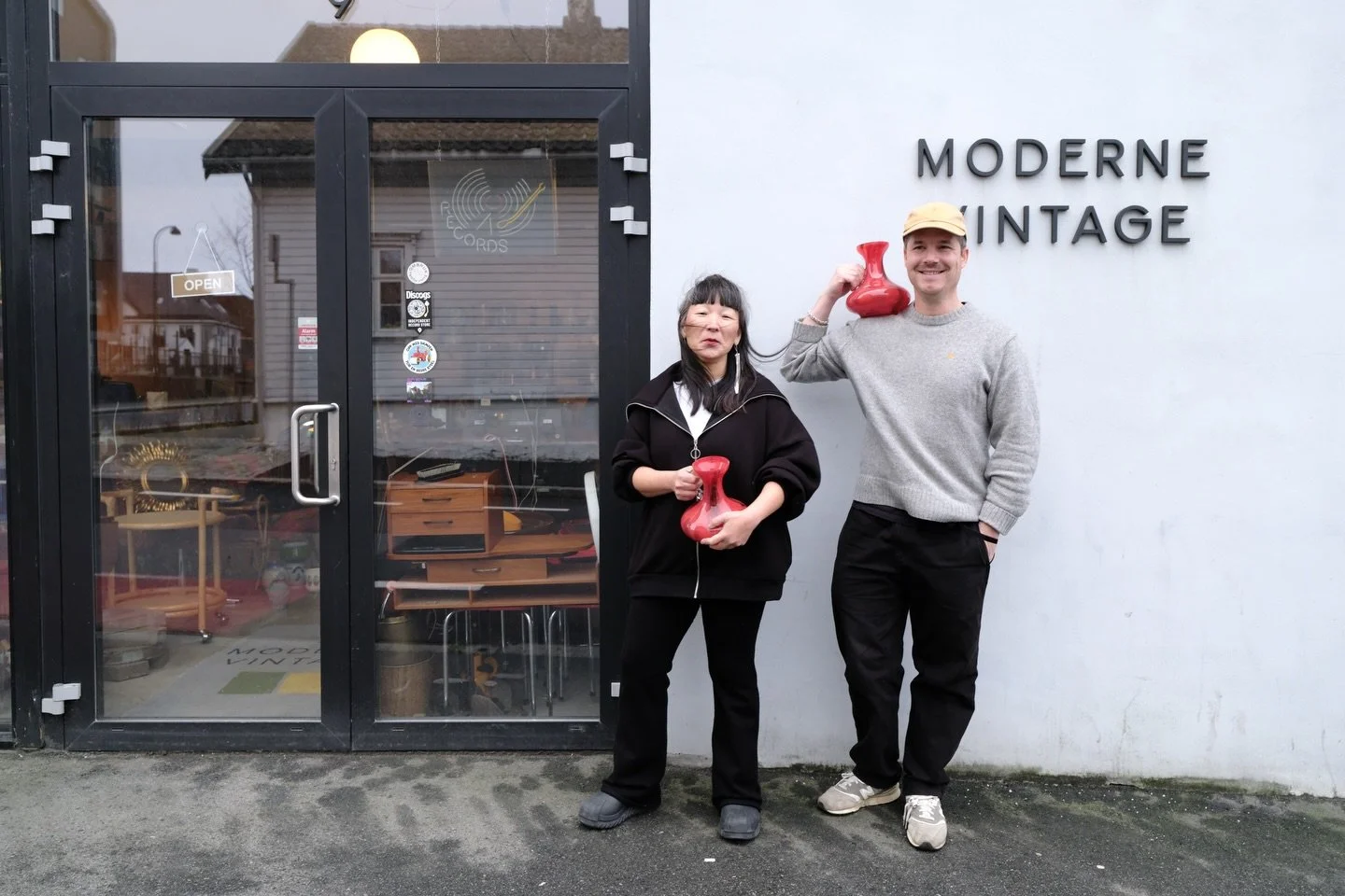 Brukskunst og blom i skj&oslash;nn forening 🙌🌸

Elisabeth har tatt med et utvalg vaser og fyller de med blomster 💐 
Vi har &aring;pent l&oslash;rdag 11&ndash;15, velkommen til &Oslash;stre Bydel 👋