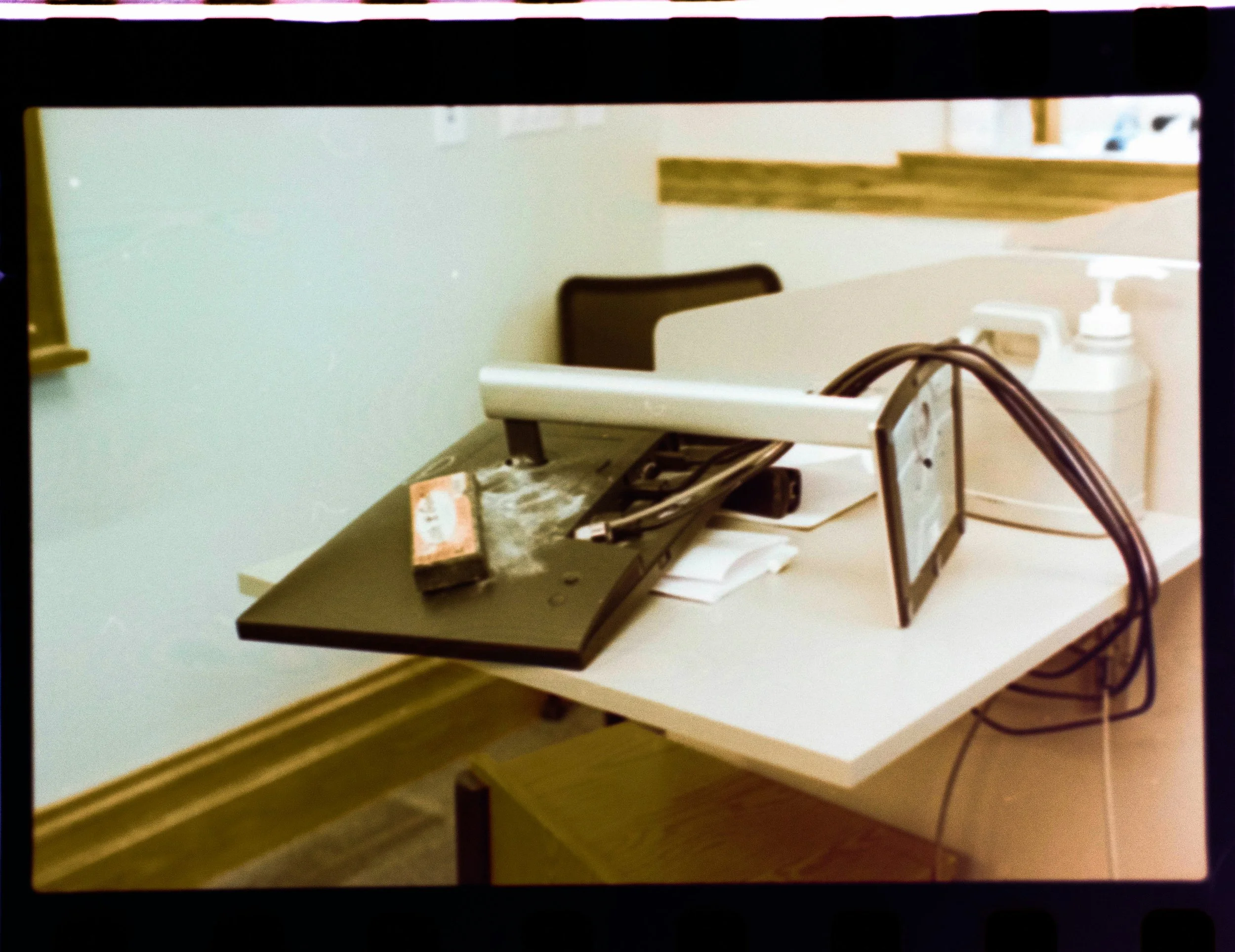 Medische scanner op een tafel in een kliniek of ziekenhuis.