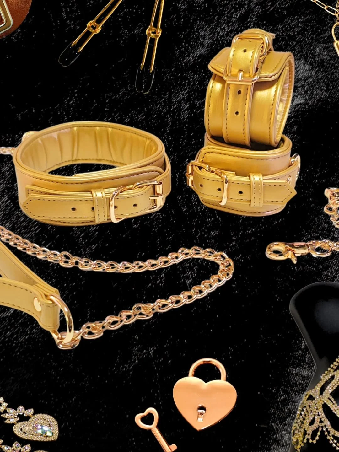 Golden Goddess Vibes💛✨@heartoflovelocke will be popping up @theclubmelb next weekend for a special event!👸

In addition to the usual treats, there'll also be some extra offerings for those wanting to gift their devotion👑

🛍️Empress Playspace K!nk