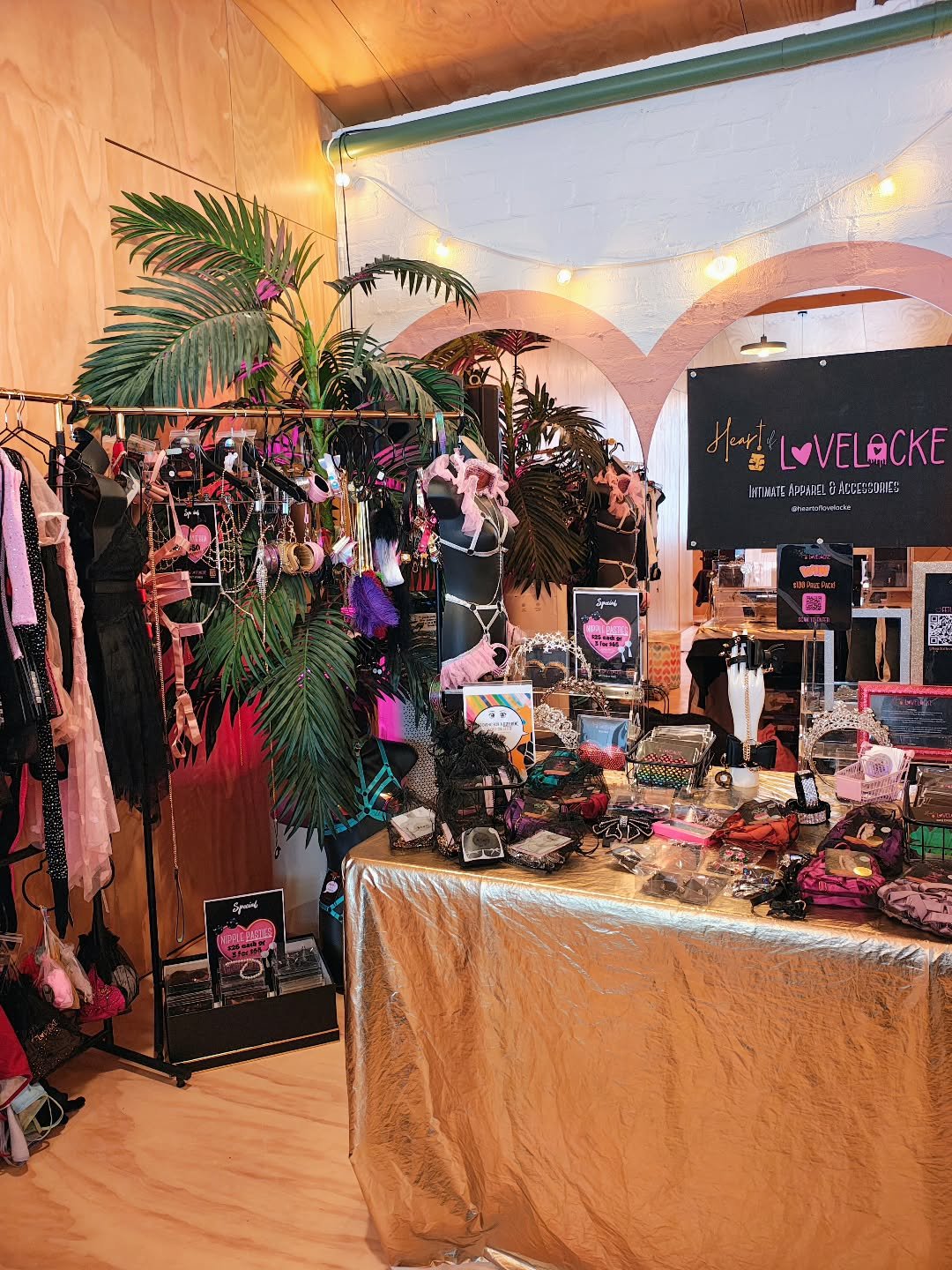 🥰When your market stall feels more like a popup thanks to the decor @studio.takecare 🌿🧡

Big thank you to @melbournefestivaloftease for hosting @heartoflovelocke at the Burlesque Market (and having HoL as a festival Sp0ns0r💜)! 

What a glittering