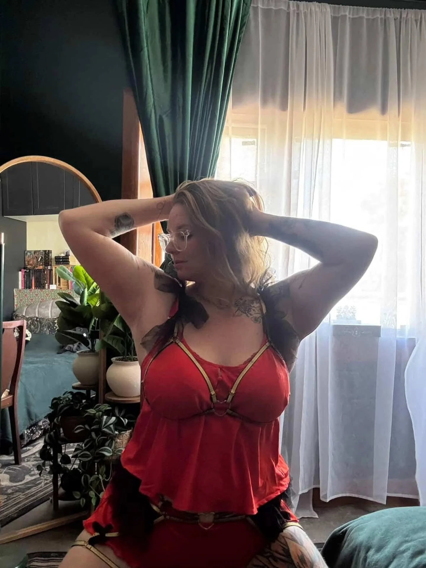 Oh my😍Taking a moment to appreciate the sensual styling and soft curves of @thelingerie_apothecary❤️&zwj;🔥

Wearing the Sweet Revenge Harness (Goddess Gold)❤️&zwj;🔥✨
Paired with @sculptresse lingeire

What a mood💚

#heartoflovelocke #melbourne #l