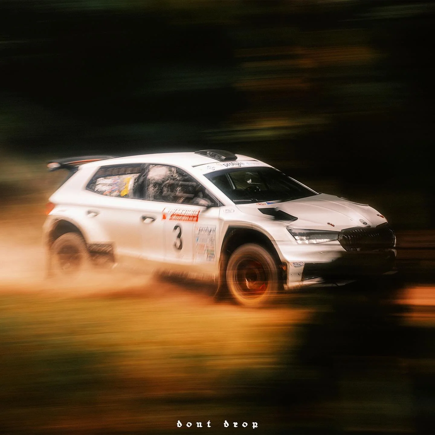 @danielsigurdarson and @bleiksteik mid handbrake crank into a right hander at the @trackrodrallyyorkshire 

#dontdrop #rallyphotography