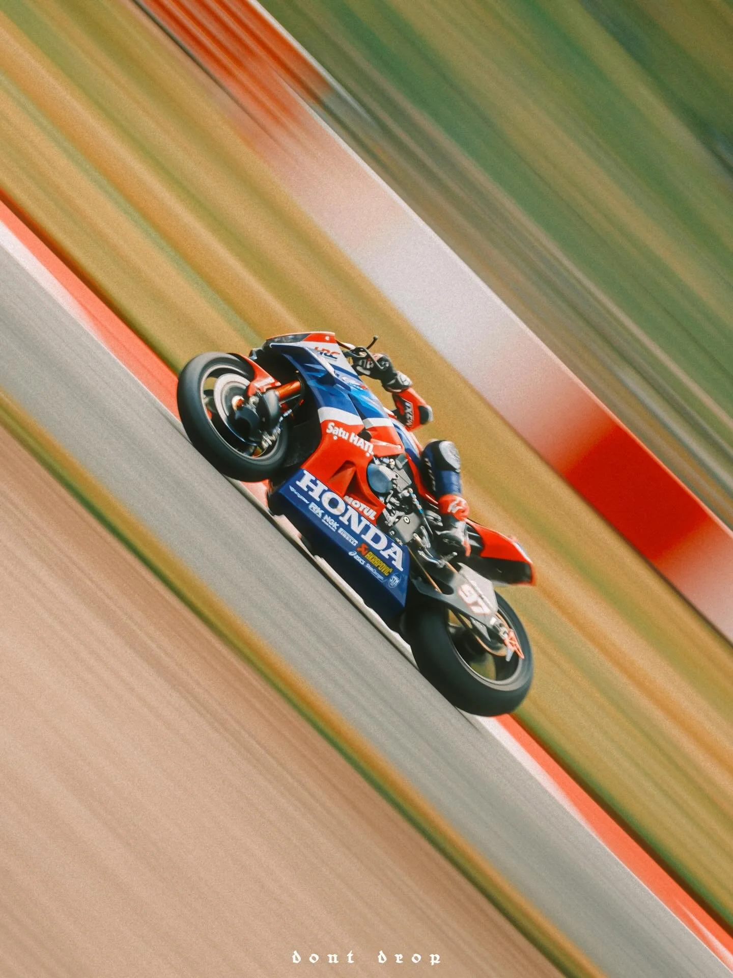 Double Xavi

WSBK Donington 2025.

#dontdrop #honda #wsbk #motogp