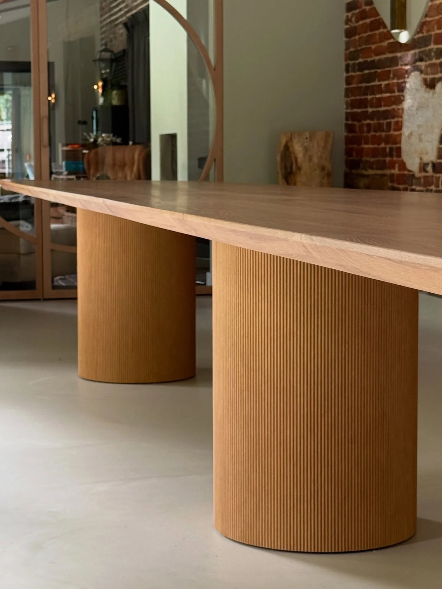 Wat een uniek project! 🔥
Een massief eiken tafelblad van maar liefst 7 meter 10 lang (in 2 delen), deze tafel is gecombineerd met geribbelde, eiken poten. Wat een plaatje is het geworden! Deze past perfect in de opgeknapte boerderij.

Eiken van @woo