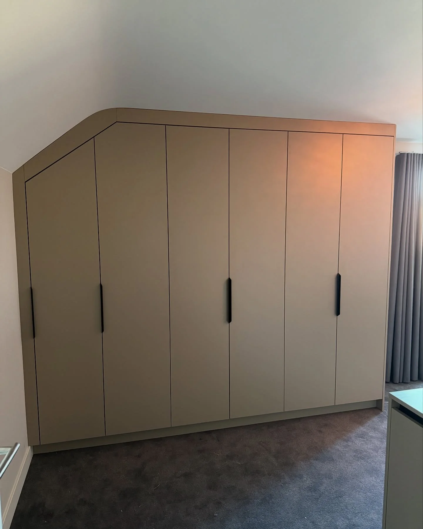 Weer een mooi project opgeleverd. Kastenwand vol met verlichting en schuine deurtjes 👌🏼