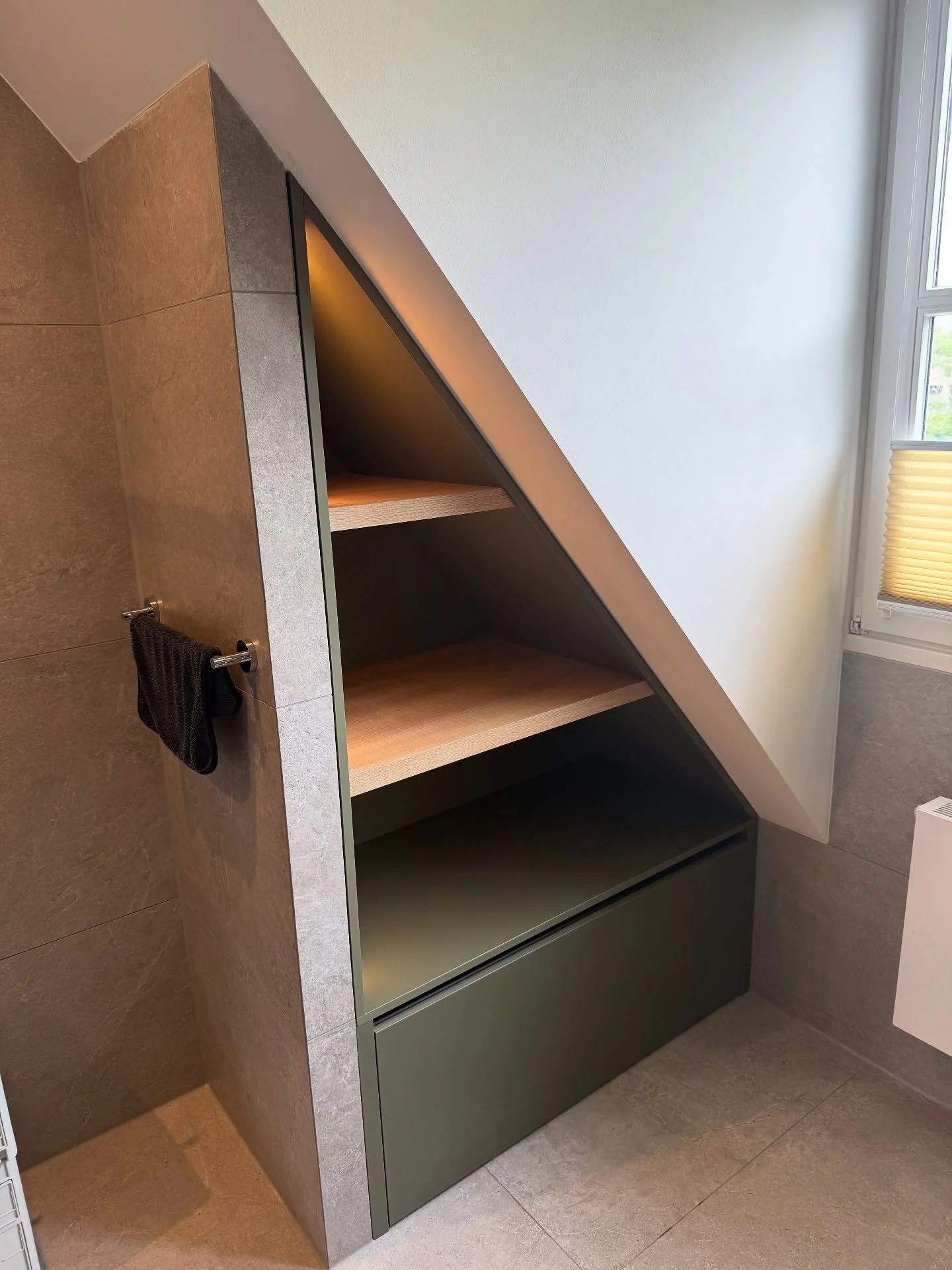 Door middel van een handige maatkast wordt de ruimte onder het schuine dak optimaal benut. Door middel van led-verlichting wordt ook nog eens sfeer toegevoegd aan de ruimte. 

#interiordesign #maatwerk #interieurstyling #meubelmaker