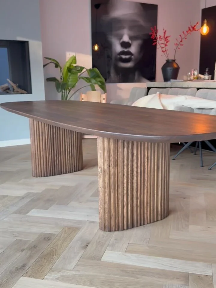 Vandaag is ook de laatste opdracht van het jaar afgeleverd. Voor deze tafel zijn twee maatwerk ovale eiken poten gemaakt welke voorzien zijn van een reli&euml;f om ze &eacute;cht karakter te geven 😍 

De tafel is behandeld met olie van @rubiomonocoa
